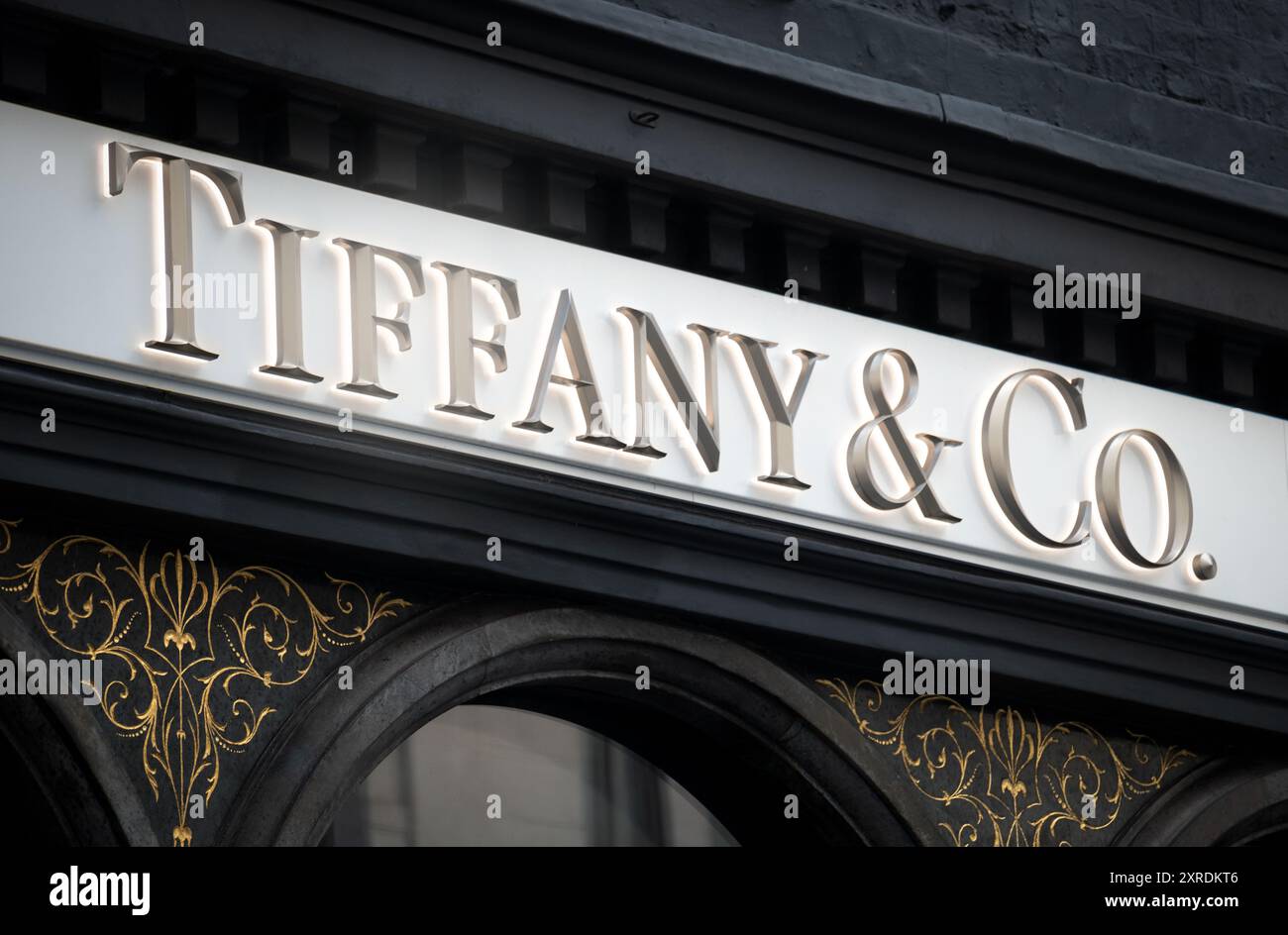 Logo de LVMH Tiffany et co boutique. La marque est spécialisée dans les bijoux, parfums, lunettes, cadeaux et accessoires. Fondée en 1837, une marque de luxe. Banque D'Images