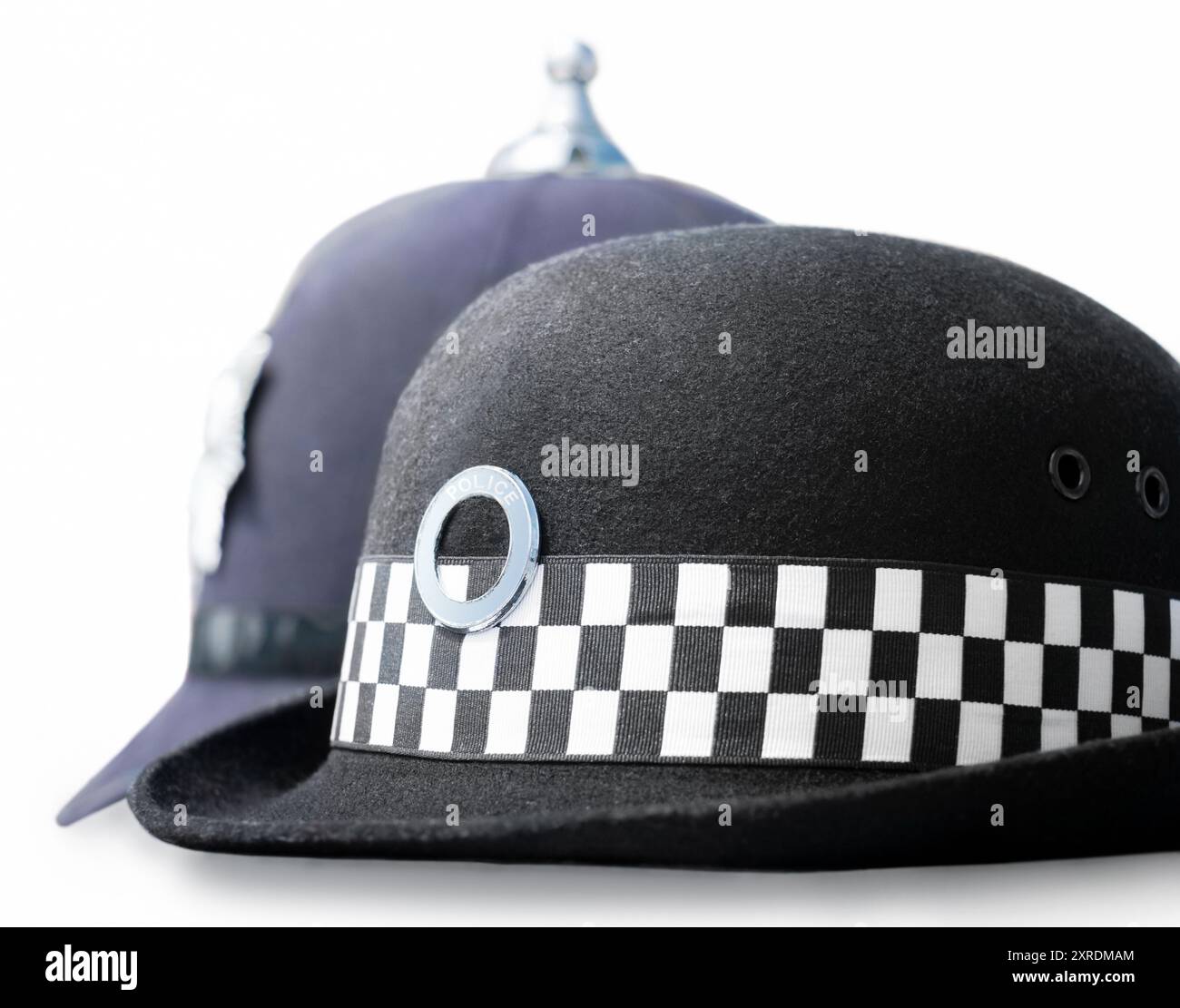 Concept de carrière dans l'application de la loi. Couvre-chef des officiers de patrouille de la police britannique - chapeau de patrouille de chef de gendarme femme et casque de gardien de sergent gendarme Banque D'Images