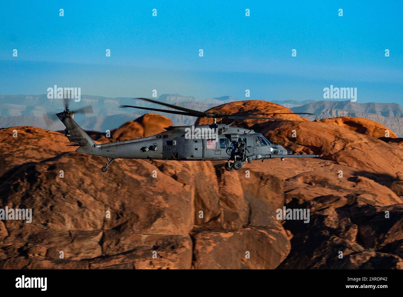 Un HH-60W Jolly Green II survole la Vallée de feu dans le cadre d'un vol de 53rd Wing Civic leader depuis la base aérienne de Nellis, Nevada, Dec. 12, 2023. T Banque D'Images