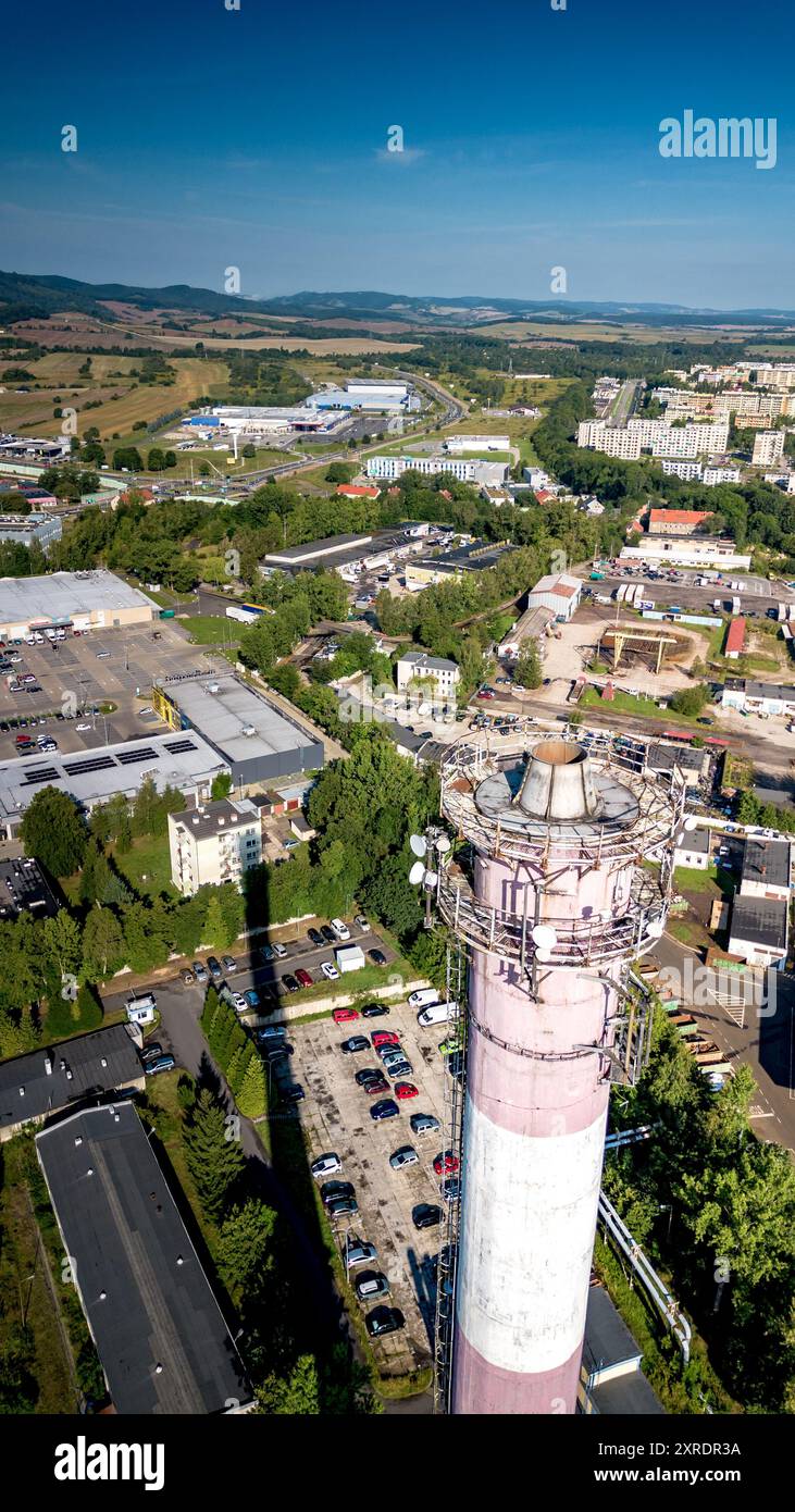 Walbrzych, Pologne - 08.10.2024, tour de télécommunication avec antennes surplombant les collines verdoyantes et le ciel bleu pendant la journée dans une zone rurale Banque D'Images