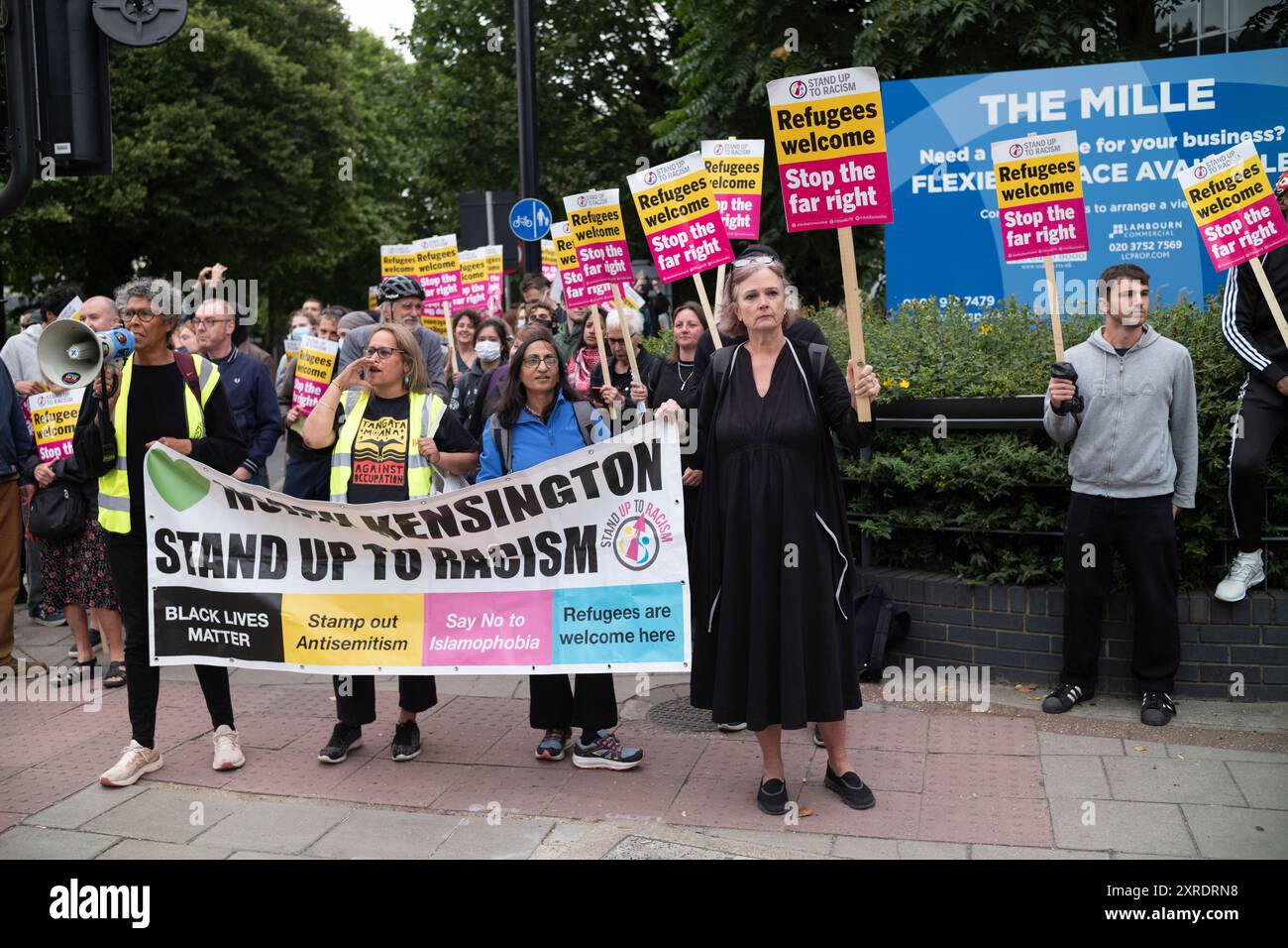 Des centaines de manifestants anti-racistes se sont rassemblés à Brentford mercredi soir pour contrer une nuit de désordre planifiée par des émeutiers d'extrême droite, Londres, Royaume-Uni Banque D'Images