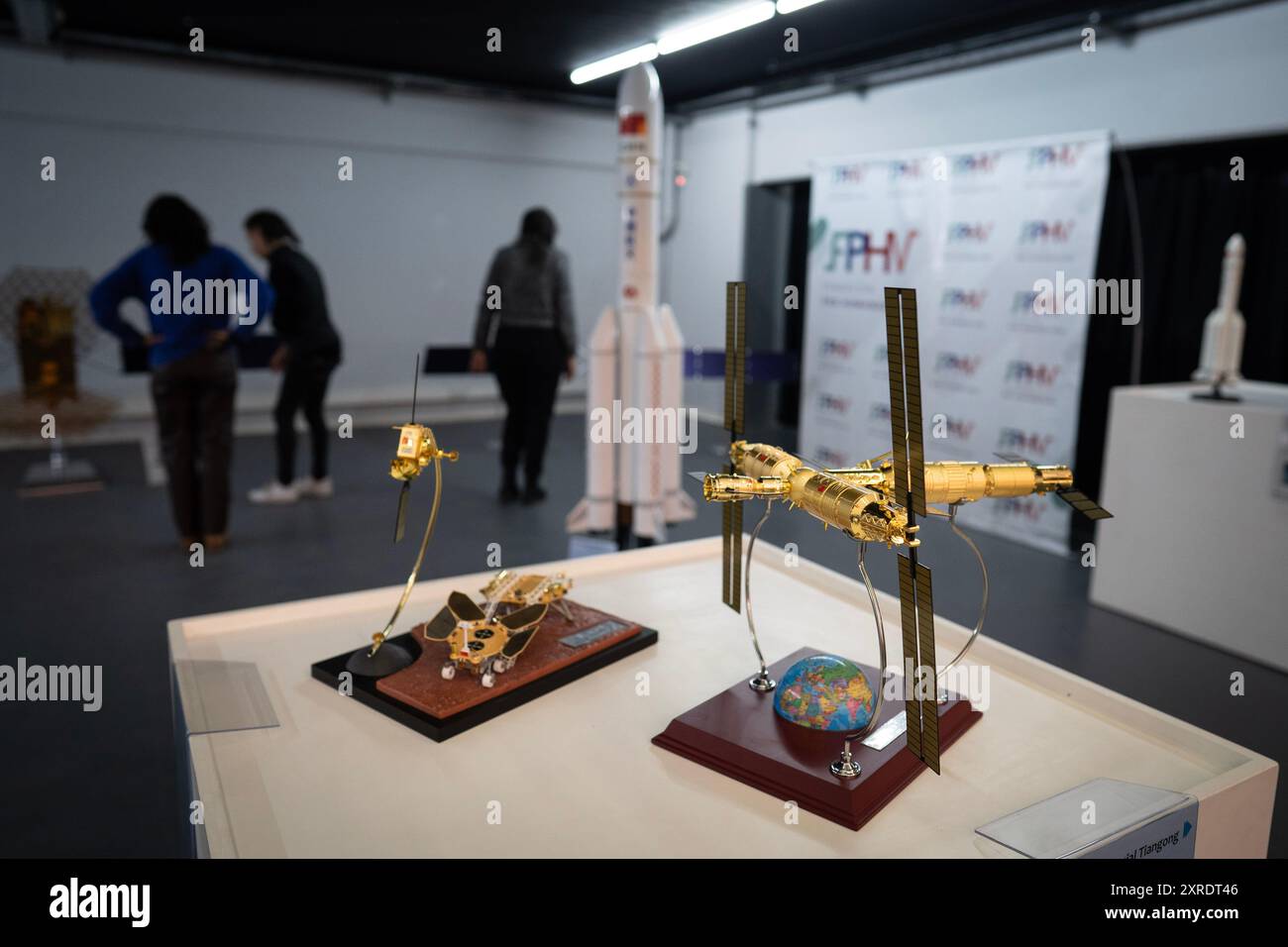 La Plata, Argentine. 8 août 2024. Des répliques de la sonde Tianwen-1 (l) et de la station spatiale chinoise Tiangong sont exposées à l'exposition aérospatiale chinoise au Centre d'art de l'Université nationale de la Plata à la Plata, Argentine, le 8 août 2024. L'exposition aérospatiale chinoise a ouvert au public du 7 au 10 août. Crédit : Martin Zabala/Xinhua/Alamy Live News Banque D'Images