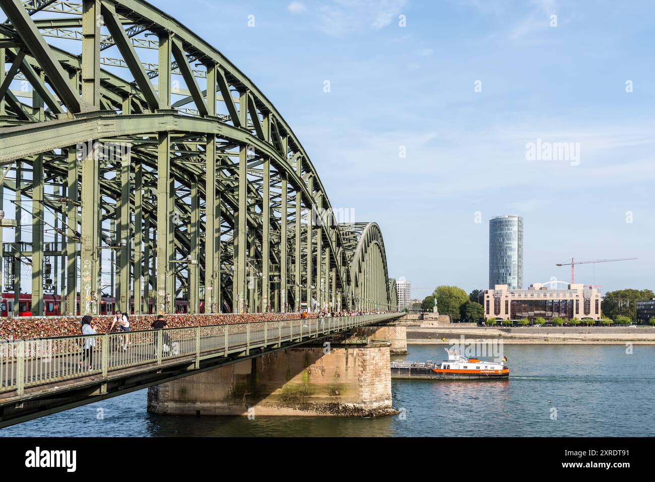 Cologne, Allemagne - 28 septembre 2023 : les gens marchent par le pont Hohenzollern sur le Rhin et le train pour la gare centrale de Colo Banque D'Images