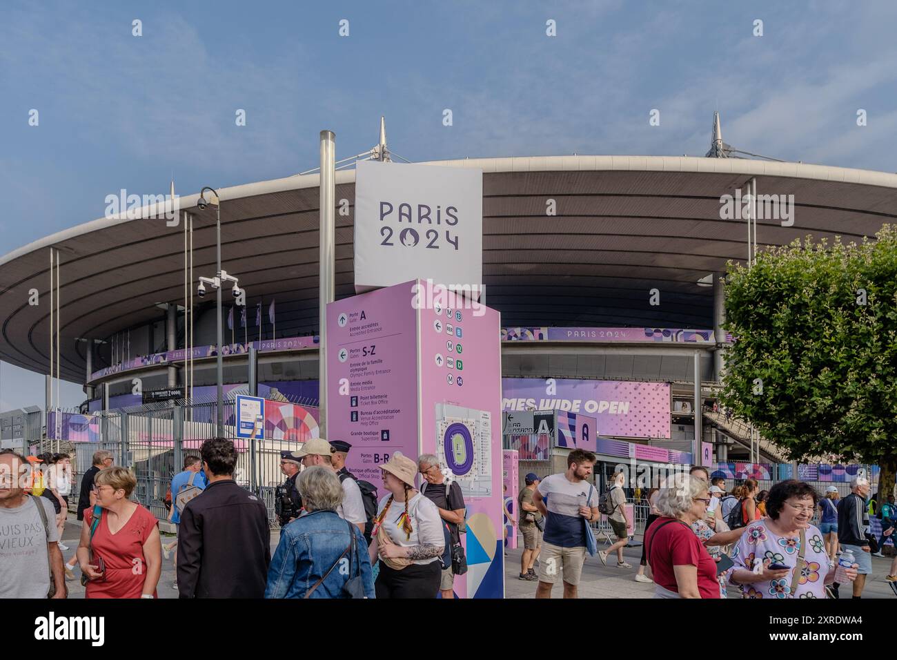 Paris, France - 2 août 2024 : vue de gens marchant vers le stade de France, pour assister aux Jeux Olympiques de Paris France Banque D'Images