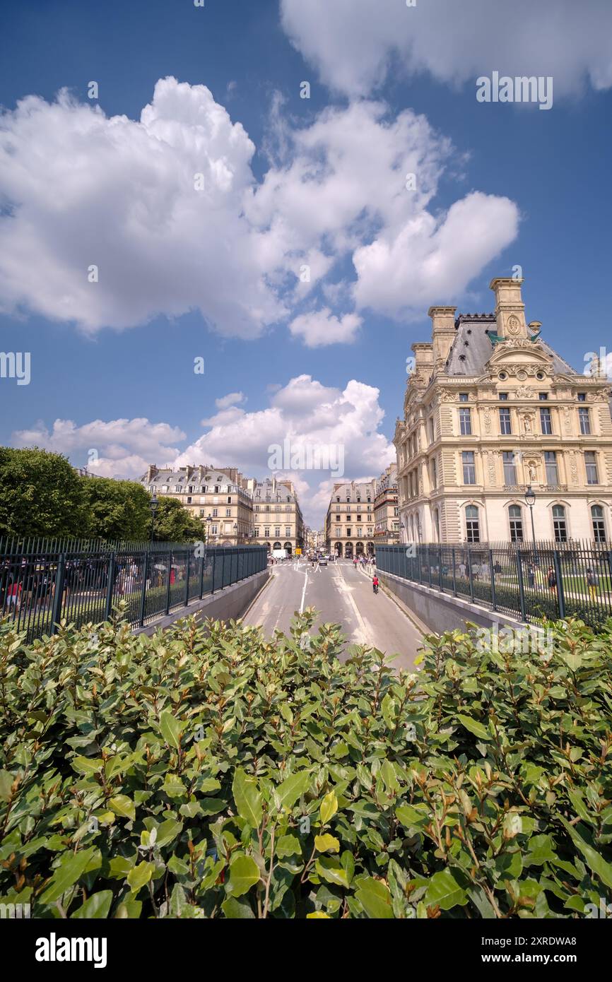 Paris, France - 2 août 2024 : belles rues parisiennes et architecture près du musée du Louvre Banque D'Images