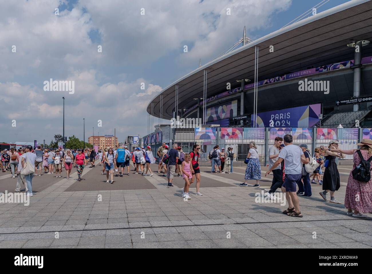 Paris, France - 2 août 2024 : vue de gens marchant vers le stade de France, pour assister aux Jeux Olympiques de Paris France Banque D'Images