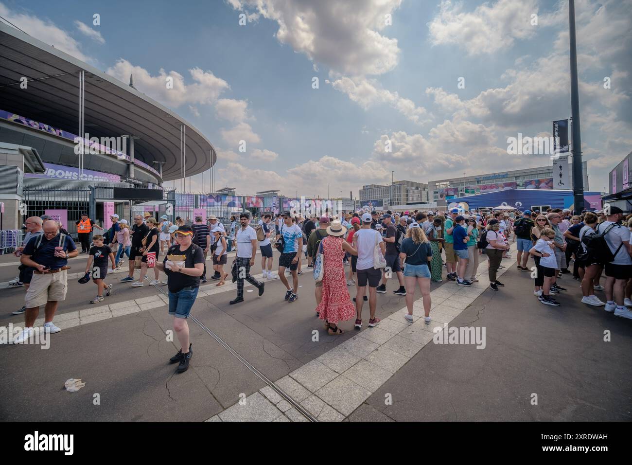 Paris, France - 2 août 2024 : vue de gens marchant vers le stade de France, pour assister aux Jeux Olympiques de Paris France Banque D'Images