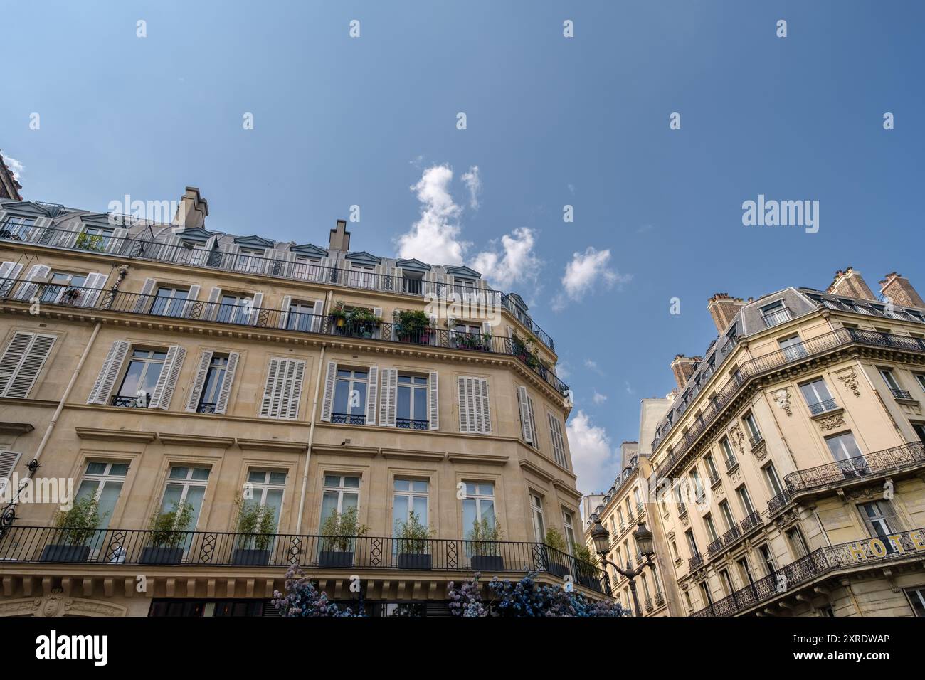 Paris, France - 2 août 2024 : vue sur les bâtiments typiquement parisiens du centre-ville Banque D'Images