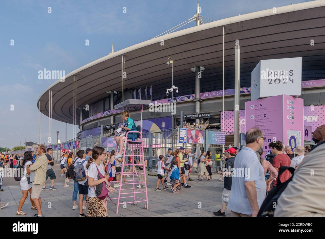 Paris, France - 2 août 2024 : vue de gens marchant vers le stade de France, pour assister aux Jeux Olympiques de Paris France Banque D'Images