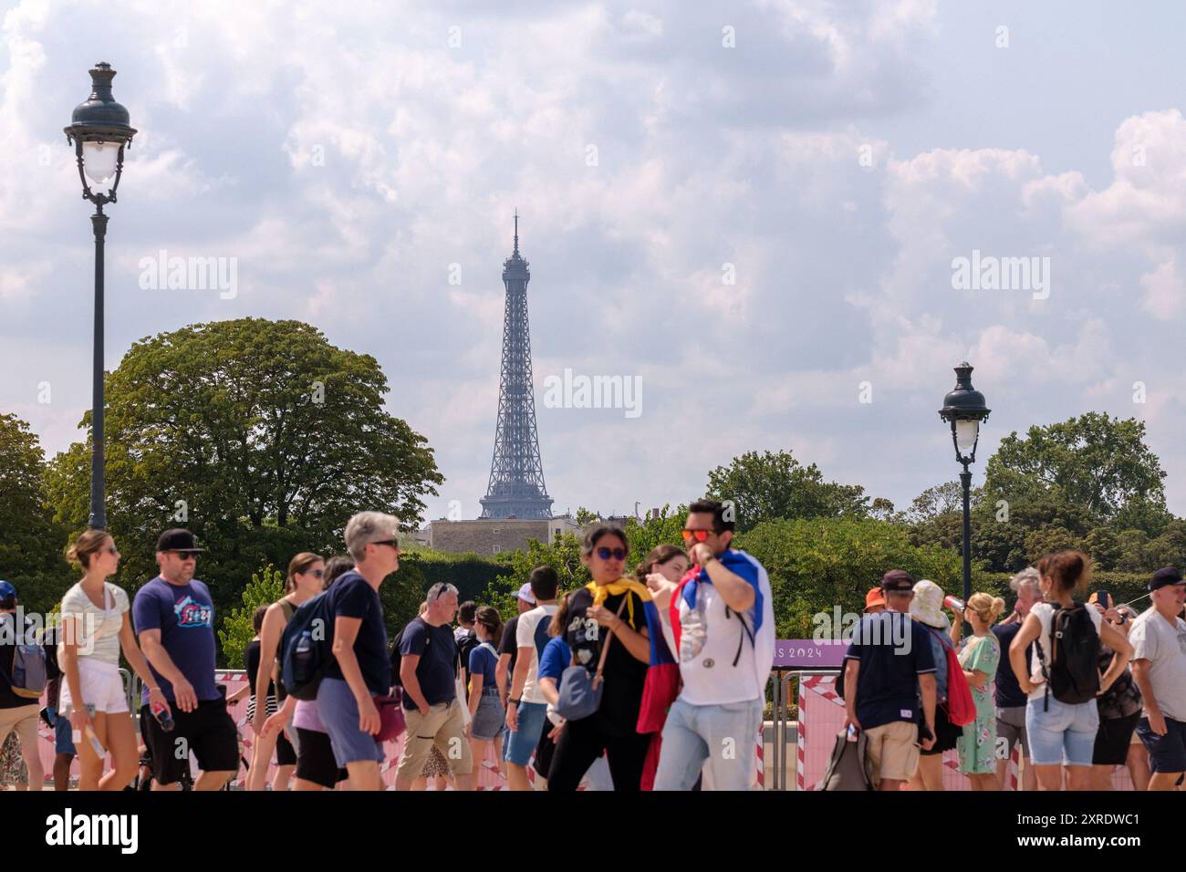 Paris, France - 2 août 2024 : vue des touristes à Paris pendant les Jeux Olympiques et la Tour Eiffel en arrière-plan Banque D'Images