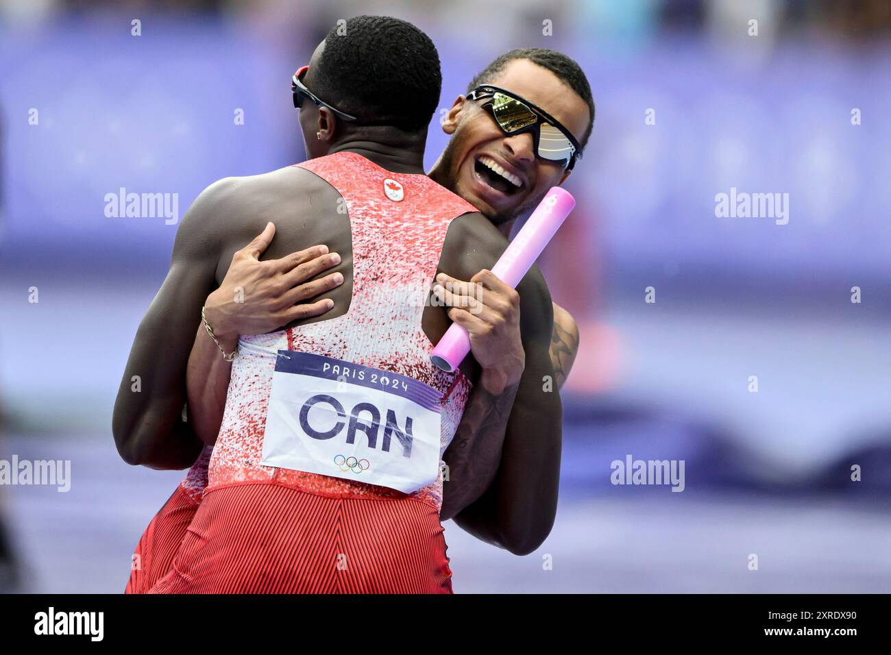 Andre de Grasse et Aaron Brown du Canada célèbrent après avoir participé à la finale du Relais 4 x 100 m masculin aux Jeux olympiques de Paris 2024 au stade de France à Paris (France), le 9 août 2024. Équipe Canada s’est classée première en remportant la médaille d’or. Banque D'Images