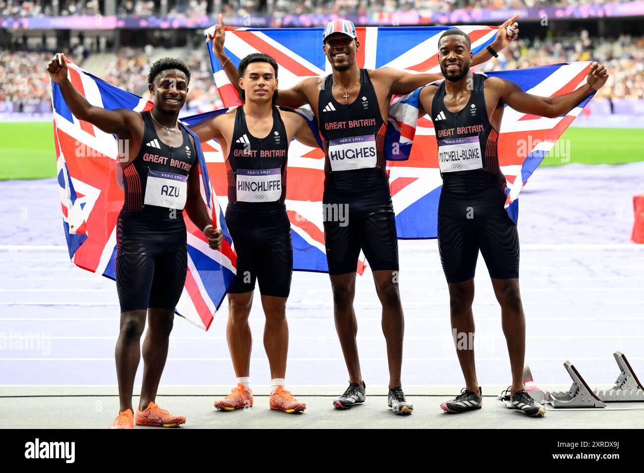 Jeremiah Azu, Louie Hinchcliffe, Zhamel Hughes, Nethaneel Mitchell-Blake de Grande-Bretagne célèbrent leur participation à la finale du relais 4 x 100 m masculin aux Jeux Olympiques de Paris 2024 au stade de France à Paris (France), le 9 août 2024. L'équipe Grande-Bretagne s'est classée troisième en remportant la médaille de bronze. Banque D'Images