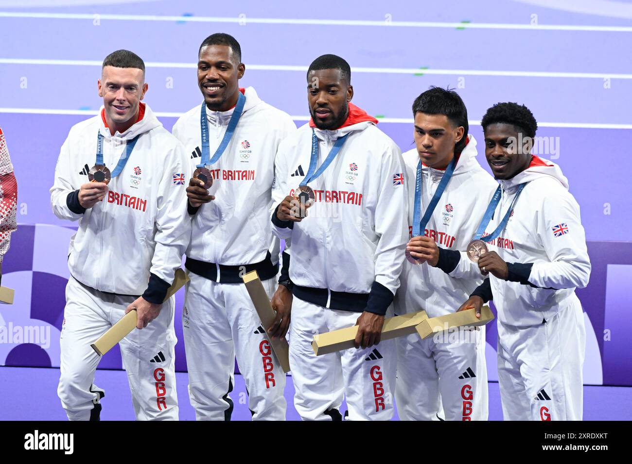 Saint Denis, France. 09 août 2024. AZU Jeremiah, HINCHLIFFE Louie, HUGHES Zharnel, KILTY Richard et MITCHELL BLAKE Nethaneel ( Team Grande-Bretagne ) Médaille de bronze, Athlétisme, finale du relais 4 x 100 m masculin lors des Jeux Olympiques de Paris 2024 le 9 août 2024 au stade de France à Saint-Denis près de Paris, France - photo Federico Pestellini/Panoramic/DPPI Media crédit : DPPI Media/Alamy Live News Banque D'Images