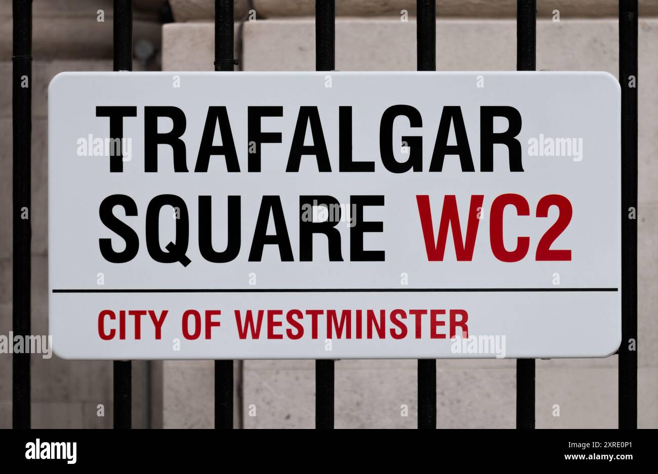 Trafalgar Square Sign surtout connu pour Nelson's Column, un immense monument s'élevant à 169 pieds et 3 pouces, c'est un favori des touristes et un haut lieu culturel. Banque D'Images
