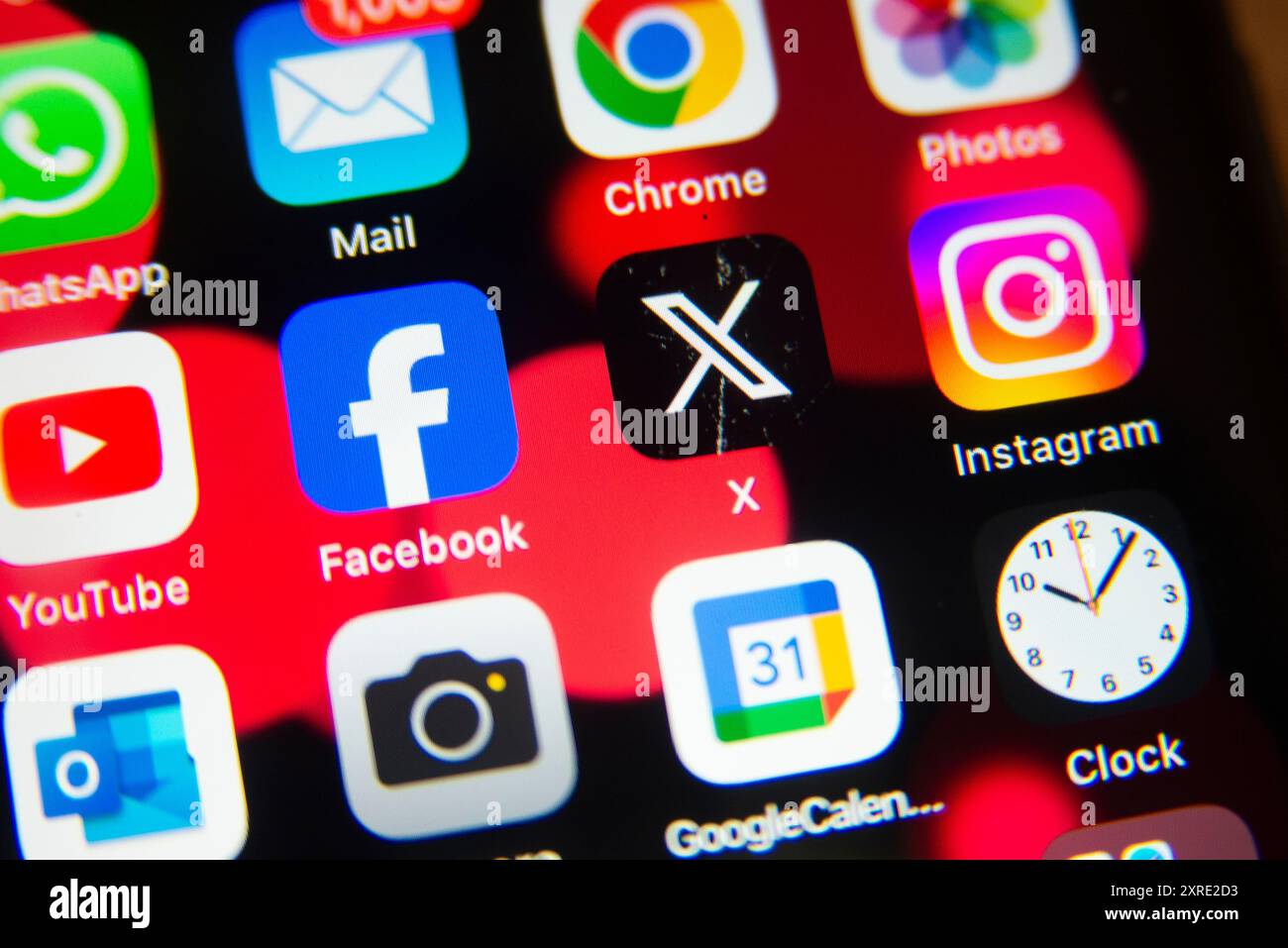 Gros plan de l'écran d'accueil d'un smartphone affichant des applications de médias sociaux populaires, notamment Facebook, Instagram, WhatsApp, YouTube et l'application X. Banque D'Images