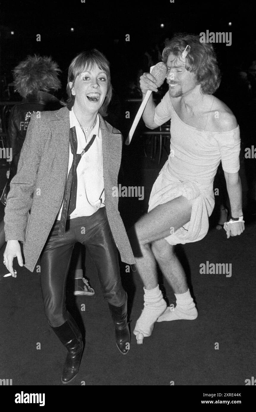 Richard Branson, patron de Virgin Records vêtu de couches, un bébé grandit et tenant une brosse de bain en bois danse toute la nuit dans la discothèque qu'il possède. C'est sa soirée de bureau habillée. Victoria, Londres, Angleterre 11 novembre 1978. ANNÉES 1970 ROYAUME-UNI HOMER SYKES Banque D'Images