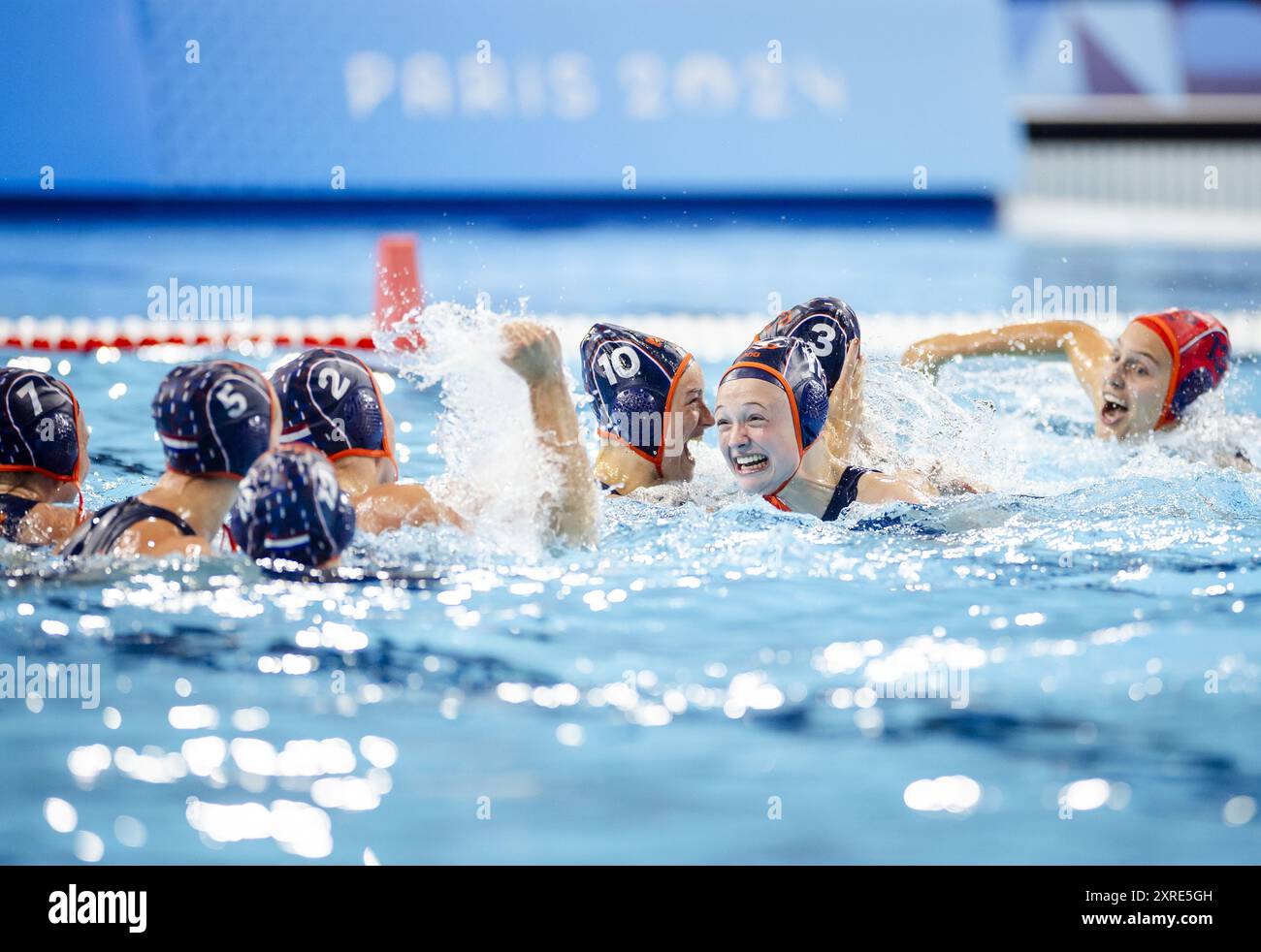 Paris, France. 10 août 2024. Les joueurs de water-polo hollandais célèbrent après avoir remporté la finale de consolation pour le bronze entre les pays-Bas et les États-Unis du tournoi de water-polo aux Jeux Olympiques. ANP KOEN VAN WEEL/Alamy Live News Banque D'Images