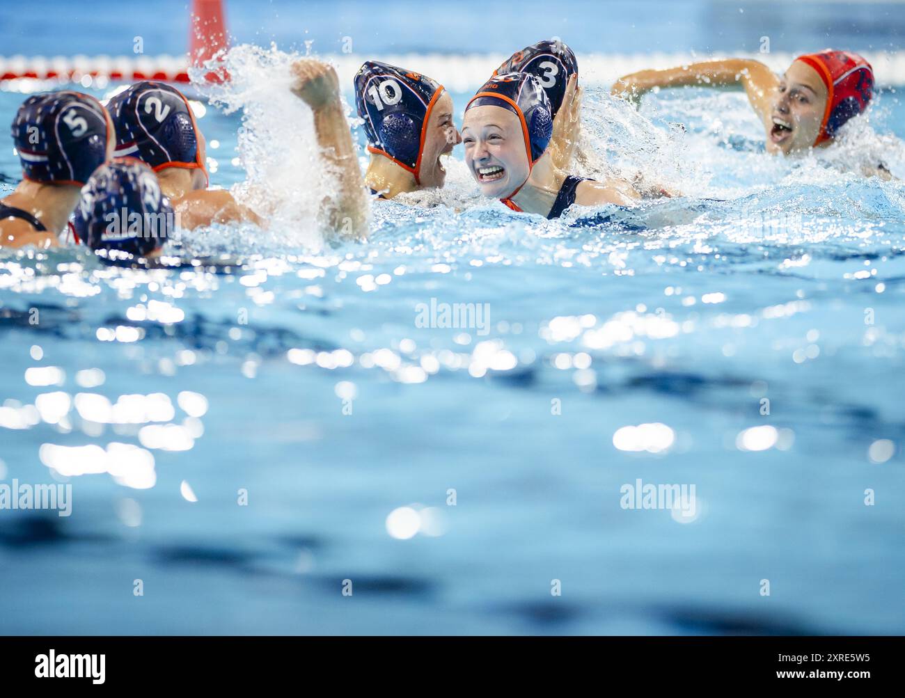 Paris, France. 10 août 2024. Les joueurs de water-polo hollandais célèbrent après avoir remporté la finale de consolation pour le bronze entre les pays-Bas et les États-Unis du tournoi de water-polo aux Jeux Olympiques. ANP KOEN VAN WEEL/Alamy Live News Banque D'Images