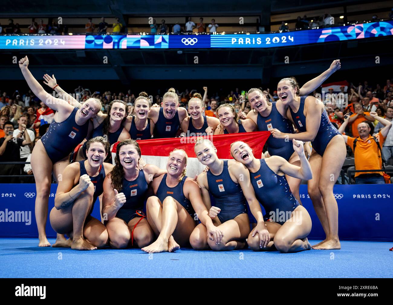 Paris, France. 10 août 2024. Les joueurs de water-polo hollandais célèbrent après avoir remporté la finale de consolation pour le bronze entre les pays-Bas et les États-Unis du tournoi de water-polo aux Jeux Olympiques. ANP KOEN VAN WEEL/Alamy Live News Banque D'Images