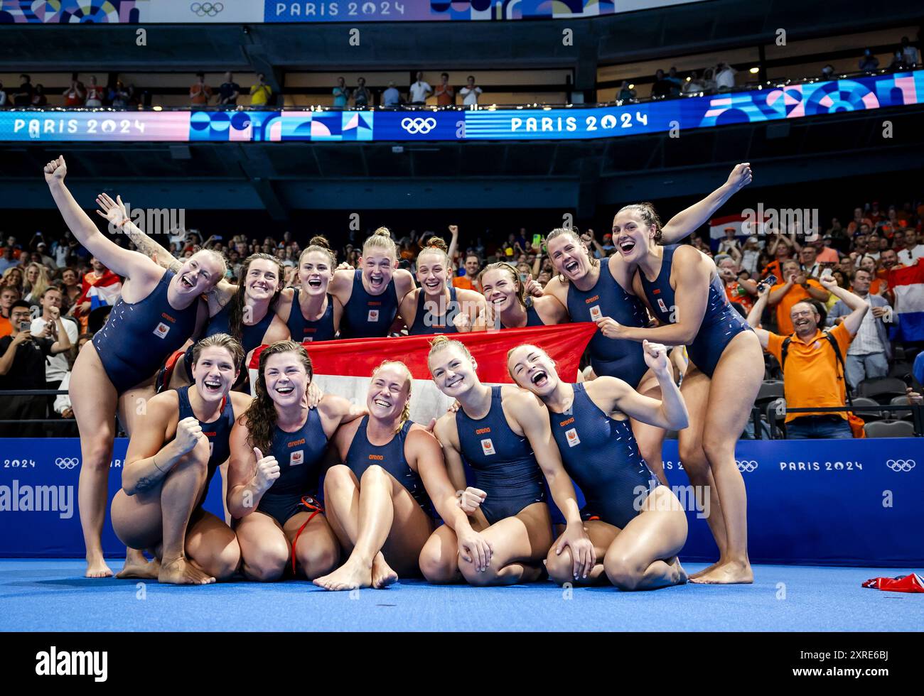 Paris, France. 10 août 2024. Les joueurs de water-polo hollandais célèbrent après avoir remporté la finale de consolation pour le bronze entre les pays-Bas et les États-Unis du tournoi de water-polo aux Jeux Olympiques. ANP KOEN VAN WEEL/Alamy Live News Banque D'Images