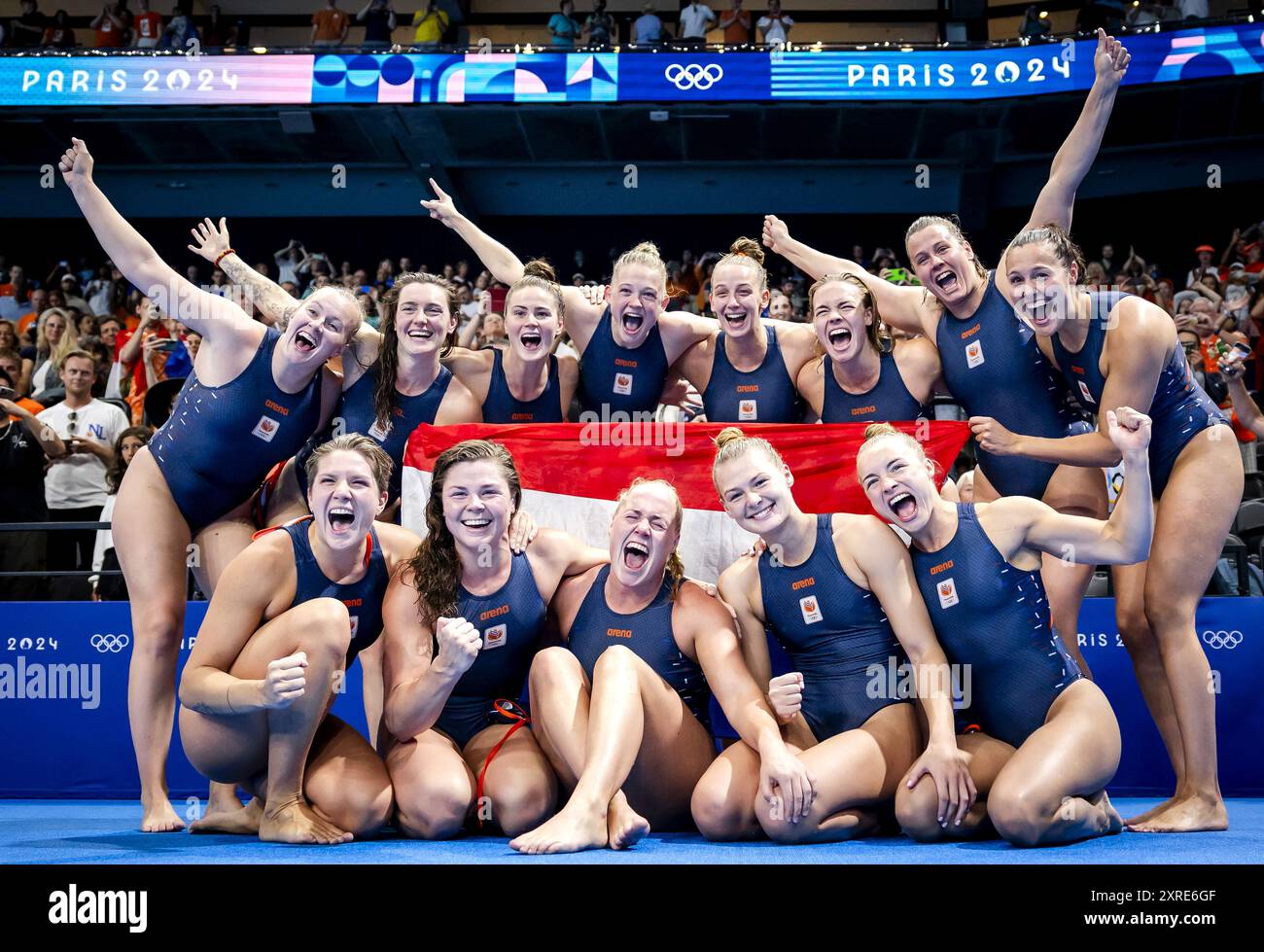 Paris, France. 10 août 2024. Les joueurs de water-polo hollandais célèbrent après avoir remporté la finale de consolation pour le bronze entre les pays-Bas et les États-Unis du tournoi de water-polo aux Jeux Olympiques. ANP KOEN VAN WEEL/Alamy Live News Banque D'Images