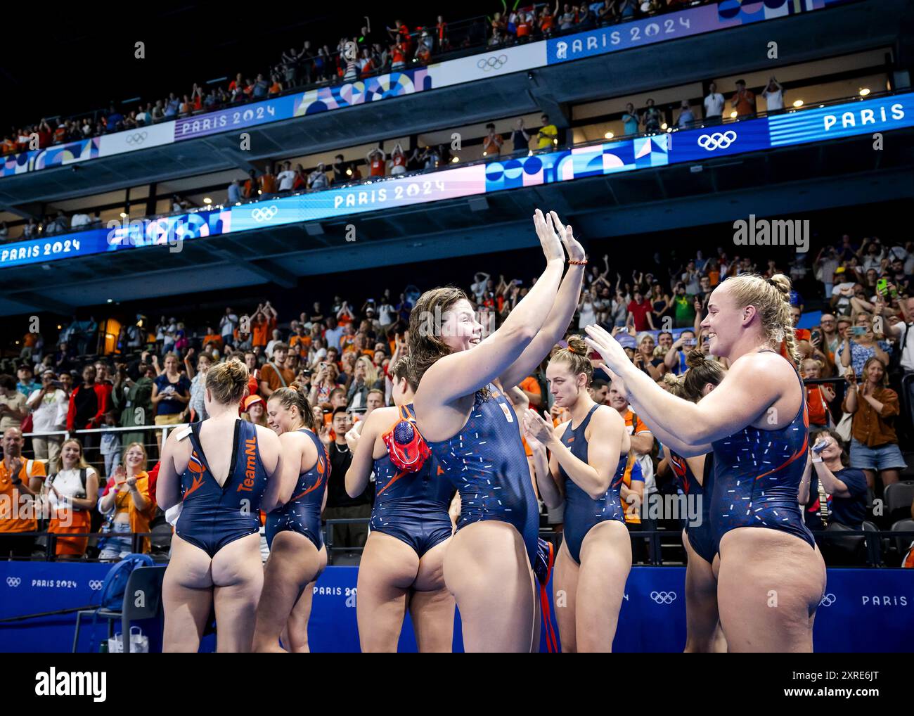 Paris, France. 10 août 2024. Les joueurs de water-polo hollandais célèbrent après avoir remporté la finale de consolation pour le bronze entre les pays-Bas et les États-Unis du tournoi de water-polo aux Jeux Olympiques. ANP KOEN VAN WEEL/Alamy Live News Banque D'Images