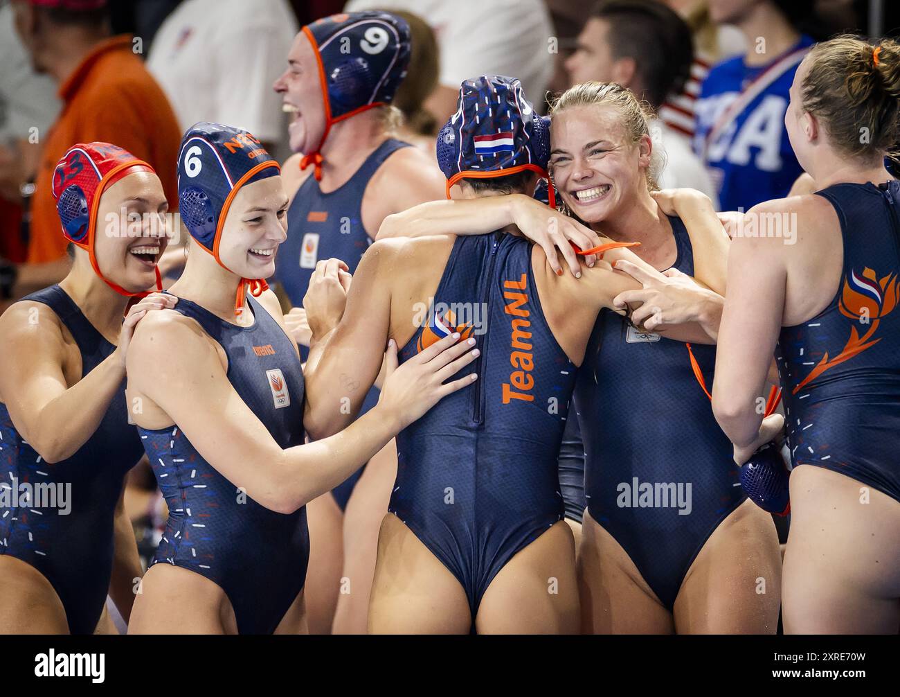 Paris, France. 10 août 2024. Les joueurs de water-polo hollandais célèbrent après avoir remporté la finale de consolation pour le bronze entre les pays-Bas et les États-Unis du tournoi de water-polo aux Jeux Olympiques. ANP KOEN VAN WEEL/Alamy Live News Banque D'Images