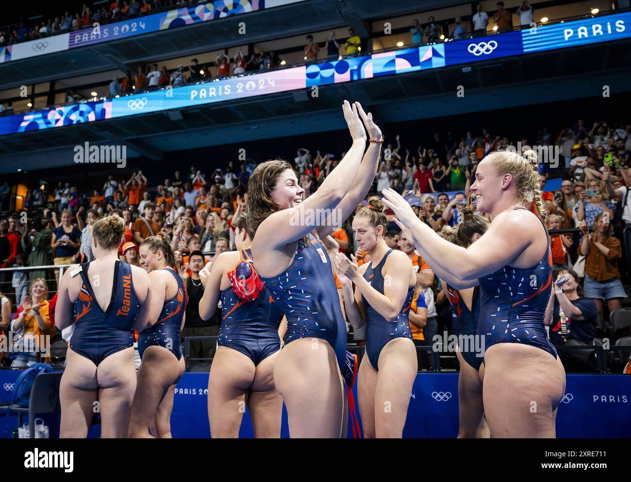 Paris, France. 10 août 2024. Les joueurs de water-polo hollandais célèbrent après avoir remporté la finale de consolation pour le bronze entre les pays-Bas et les États-Unis du tournoi de water-polo aux Jeux Olympiques. ANP KOEN VAN WEEL/Alamy Live News Banque D'Images