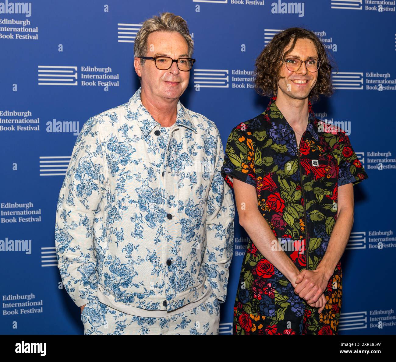 Édimbourg, Écosse, Royaume-Uni, 10 août 2024. Festival international du livre d’Édimbourg : Julian Clary et Harry Woodgate (lauréat du Waterstones Children’s Book Prize et livre illustré de l’année pour enfants aux Book Awards) illustrent des scènes de leur étonnante adaptation de l’histoire classique d’Oscar Wilde, The Happy Prince, au festival du livre aujourd’hui. Crédit : Sally Anderson/Alamy Live News Banque D'Images