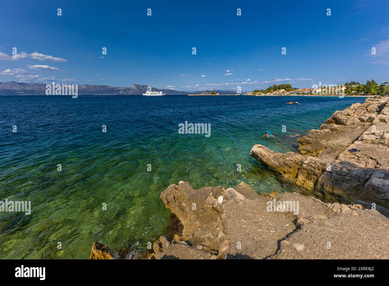 Un ferry dans la mer Méditerranée au large de la côte de la Croatie entre dans le port de Trpanj Croatie Banque D'Images