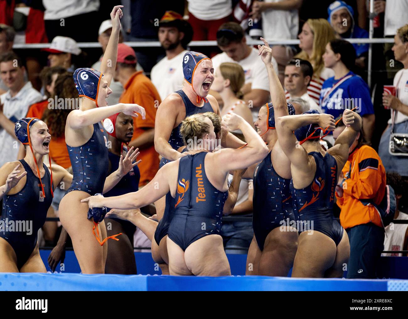 Paris, France. 10 août 2024. Les joueurs de water-polo hollandais célèbrent après avoir remporté la finale de consolation pour le bronze entre les pays-Bas et les États-Unis du tournoi de water-polo aux Jeux Olympiques. ANP KOEN VAN WEEL/Alamy Live News Banque D'Images