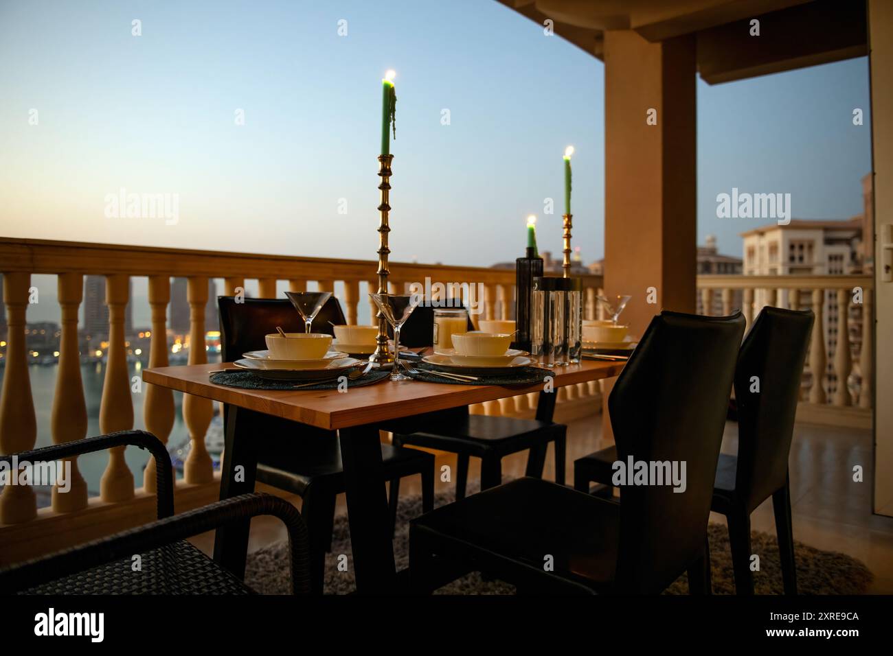 Table de dîner en terrasse Pearl Qatar Porto Arabia. Dîner aux chandelles Banque D'Images