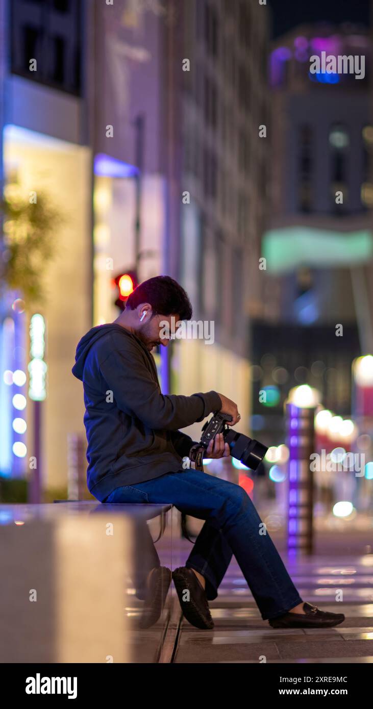 Photographe dans la rue prenant des photos avec reflex numérique. Banque D'Images