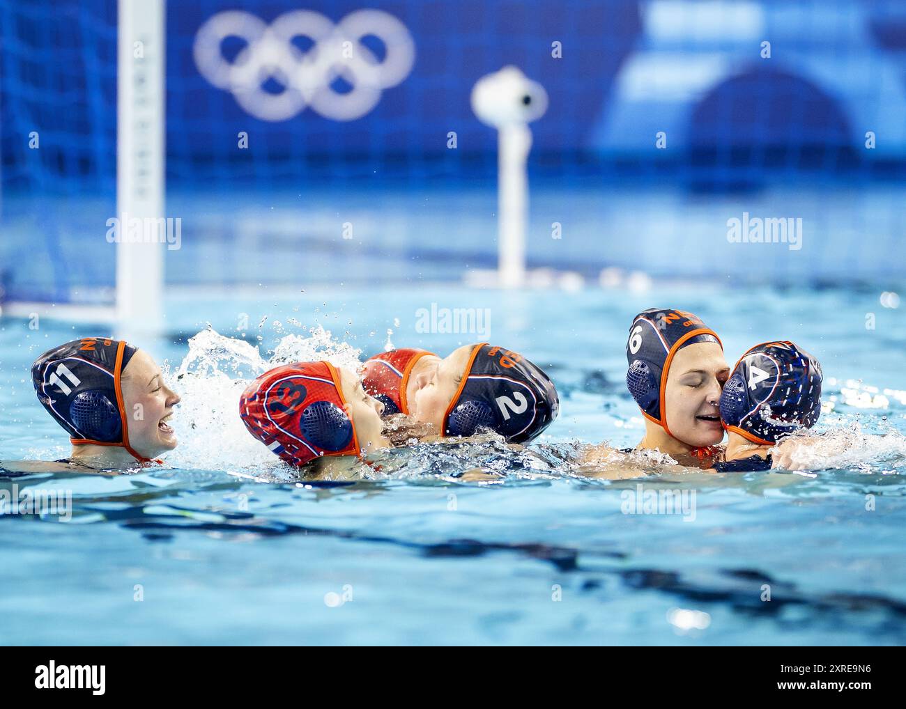 Paris, France. 10 août 2024. Les joueurs de water-polo hollandais célèbrent après avoir remporté la finale de consolation pour le bronze entre les pays-Bas et les États-Unis du tournoi de water-polo aux Jeux Olympiques. ANP KOEN VAN WEEL/Alamy Live News Banque D'Images
