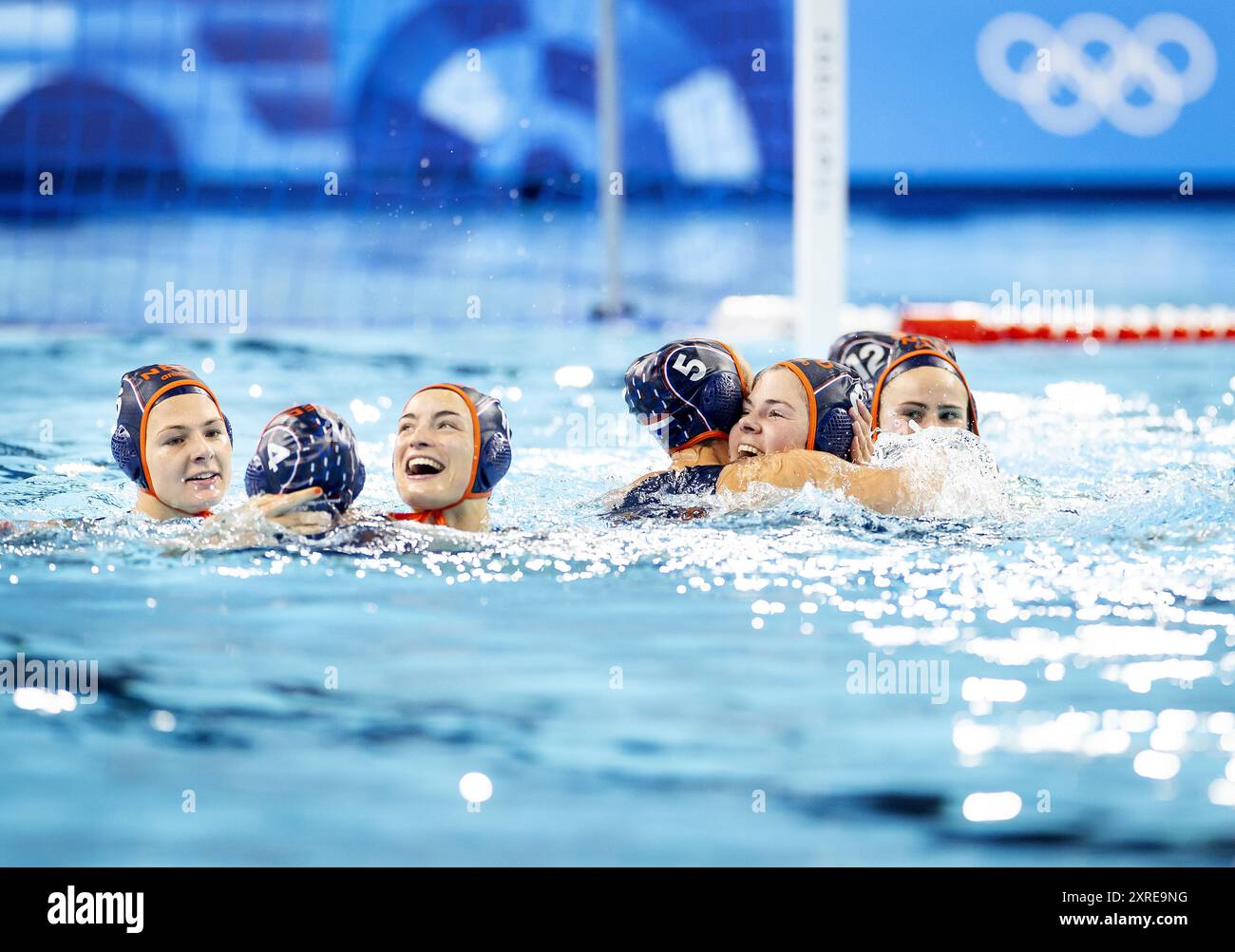 Paris, France. 10 août 2024. Les joueurs de water-polo hollandais célèbrent après avoir remporté la finale de consolation pour le bronze entre les pays-Bas et les États-Unis du tournoi de water-polo aux Jeux Olympiques. ANP KOEN VAN WEEL/Alamy Live News Banque D'Images