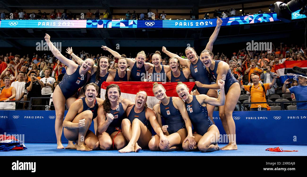 Paris, France. 10 août 2024. Les joueurs de water-polo hollandais célèbrent après avoir remporté la finale de consolation pour le bronze entre les pays-Bas et les États-Unis du tournoi de water-polo aux Jeux Olympiques. ANP KOEN VAN WEEL/Alamy Live News Banque D'Images