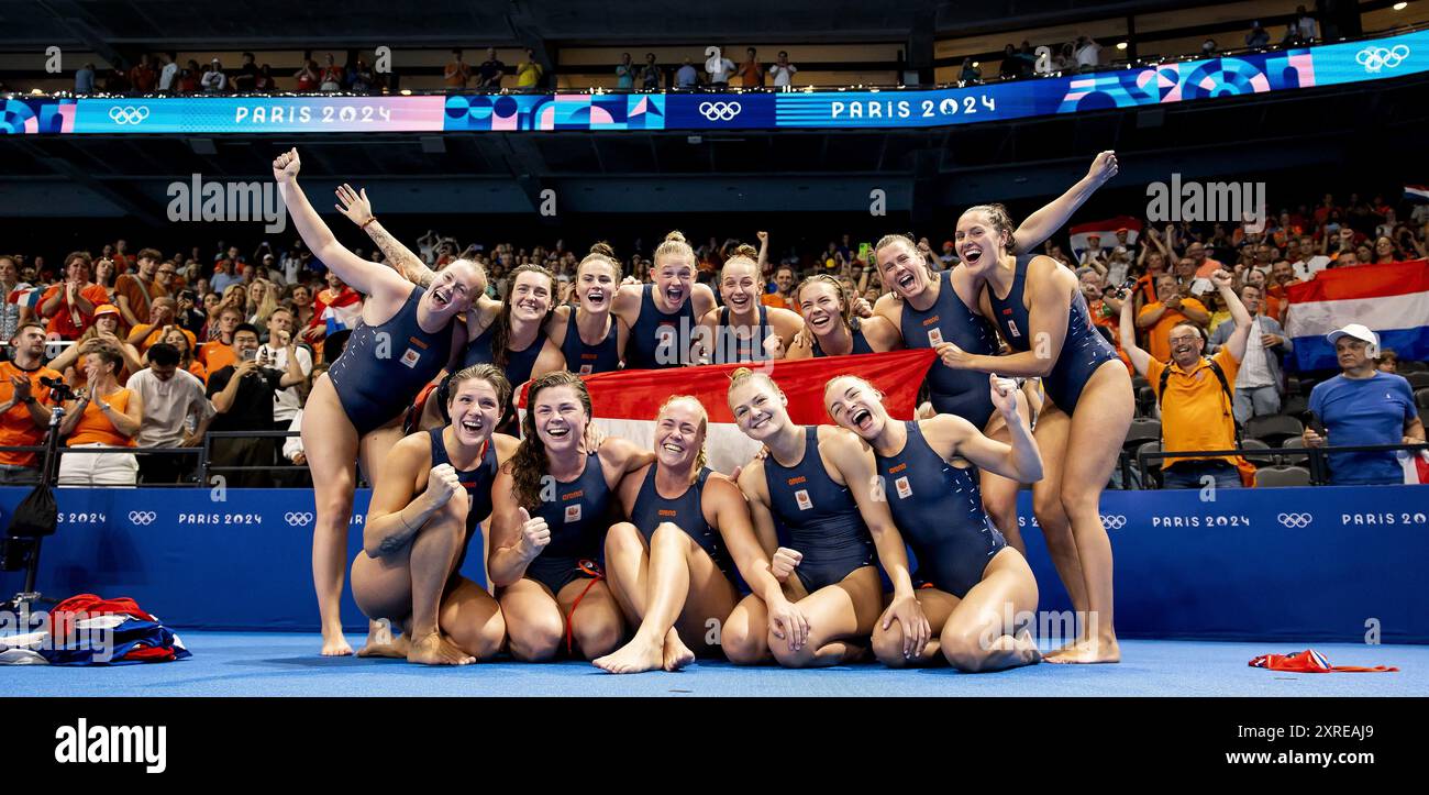 Paris, France. 10 août 2024. Les joueurs de water-polo hollandais célèbrent après avoir remporté la finale de consolation pour le bronze entre les pays-Bas et les États-Unis du tournoi de water-polo aux Jeux Olympiques. ANP KOEN VAN WEEL/Alamy Live News Banque D'Images