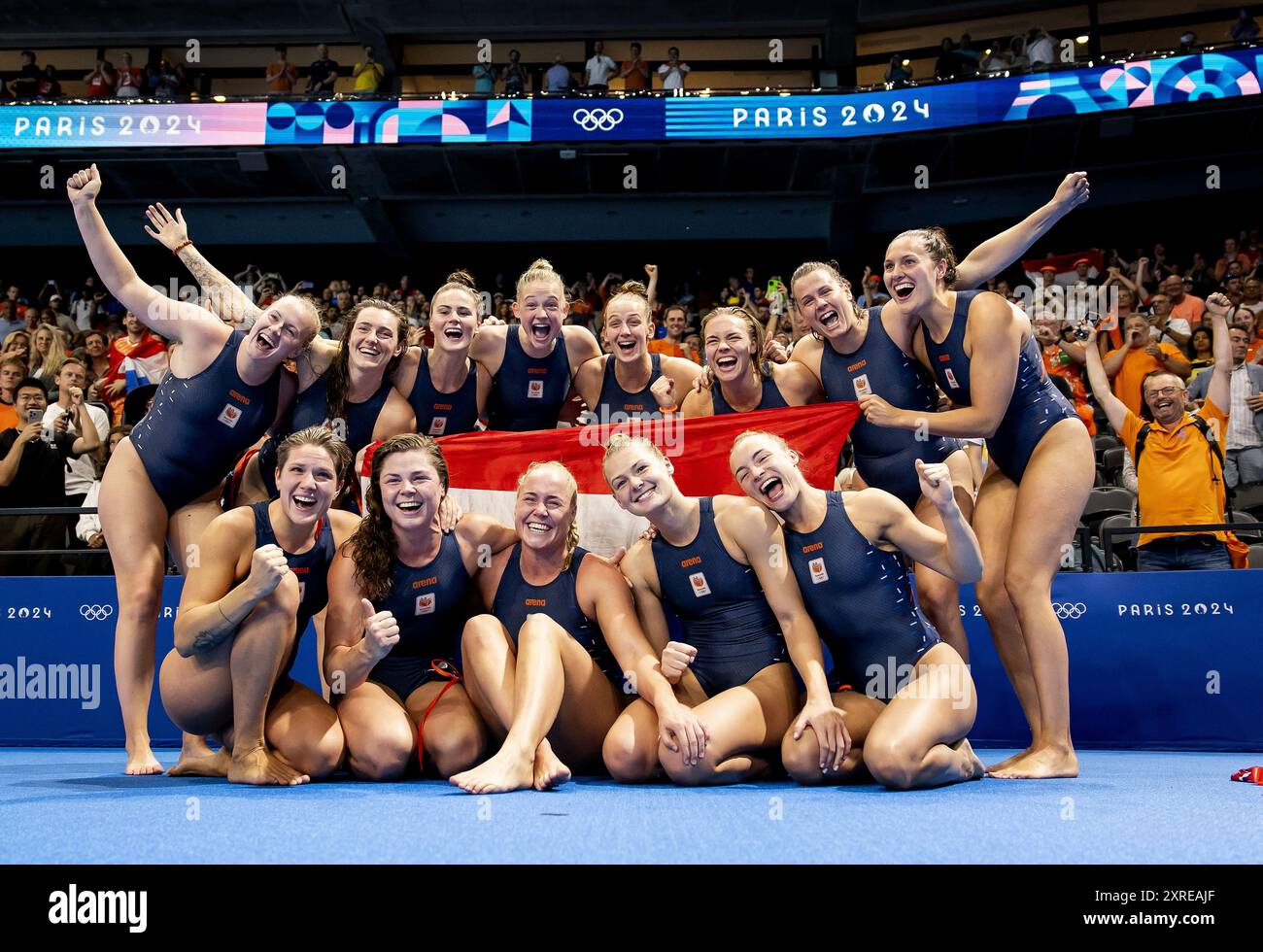 Paris, France. 10 août 2024. Les joueurs de water-polo hollandais célèbrent après avoir remporté la finale de consolation pour le bronze entre les pays-Bas et les États-Unis du tournoi de water-polo aux Jeux Olympiques. ANP KOEN VAN WEEL/Alamy Live News Banque D'Images