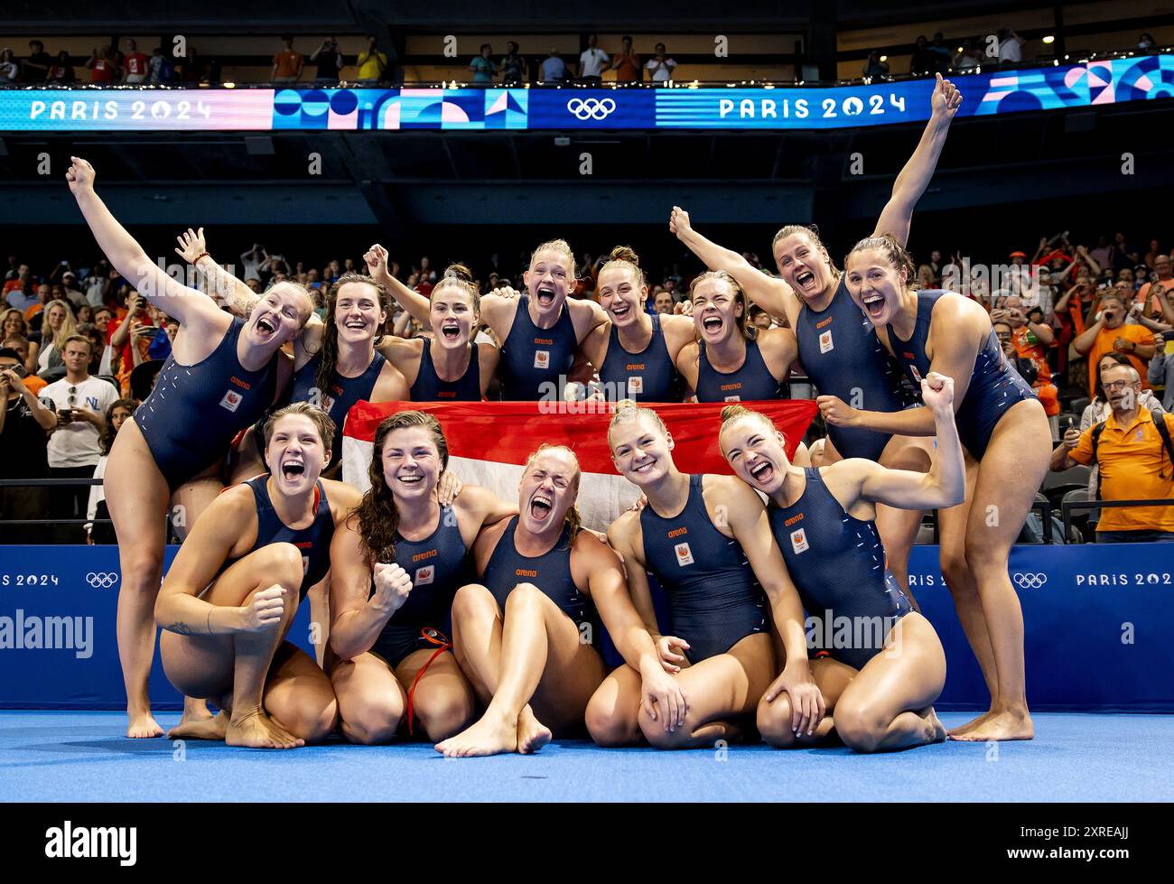 Paris, France. 10 août 2024. Les joueurs de water-polo hollandais célèbrent après avoir remporté la finale de consolation pour le bronze entre les pays-Bas et les États-Unis du tournoi de water-polo aux Jeux Olympiques. ANP KOEN VAN WEEL/Alamy Live News Banque D'Images