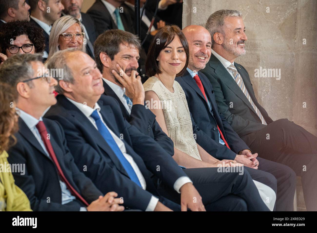 Barcelone, Barcelone, Espagne. 10 août 2024. Salvador Illa prend ses fonctions à la SalÃ³ Sant Jordi en tant que nouveau président de la Generalitat de Catalogne après son investiture, recevant la médaille du président sortant Pere AragonÃ¨s et en présence du président du Parlement de Catalogne, Josep Rull, et les ministres Félix BolaÃ±os, Maria JesÃºs Montero et Ernest Urtasun. Illa est le 133ème président de cette institution politique catalane. (Crédit image : © Marc Asensio Clupes/ZUMA Press Wire) USAGE ÉDITORIAL SEULEMENT! Non destiné à UN USAGE commercial ! Banque D'Images