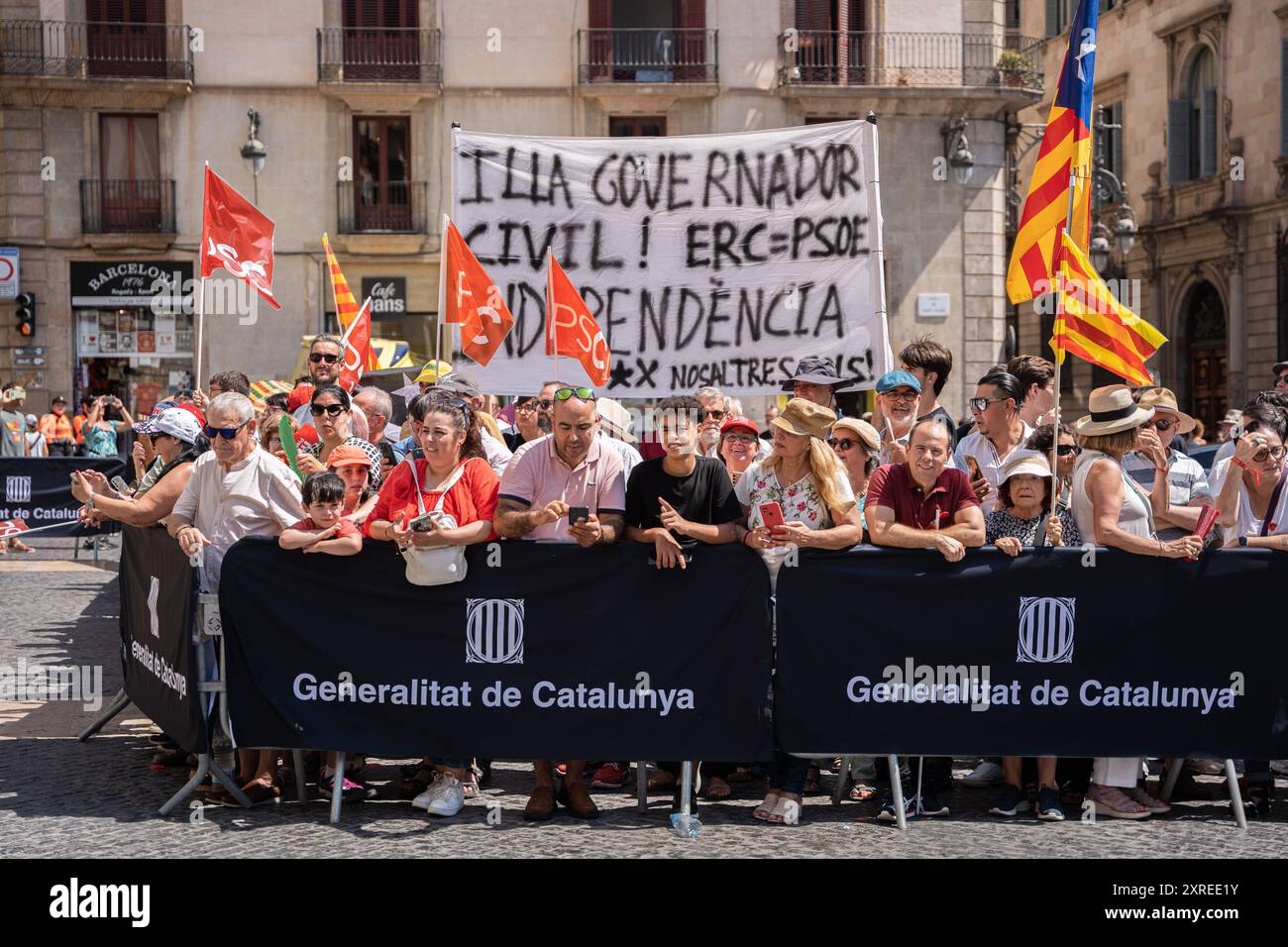 Barcelone, Barcelone, Espagne. 10 août 2024. Salvador Illa prend ses fonctions à la SalÃ³ Sant Jordi en tant que nouveau président de la Generalitat de Catalogne après son investiture, recevant la médaille du président sortant Pere AragonÃ¨s et en présence du président du Parlement de Catalogne, Josep Rull, et les ministres Félix BolaÃ±os, Maria JesÃºs Montero et Ernest Urtasun. Illa est le 133ème président de cette institution politique catalane. (Crédit image : © Marc Asensio Clupes/ZUMA Press Wire) USAGE ÉDITORIAL SEULEMENT! Non destiné à UN USAGE commercial ! Banque D'Images