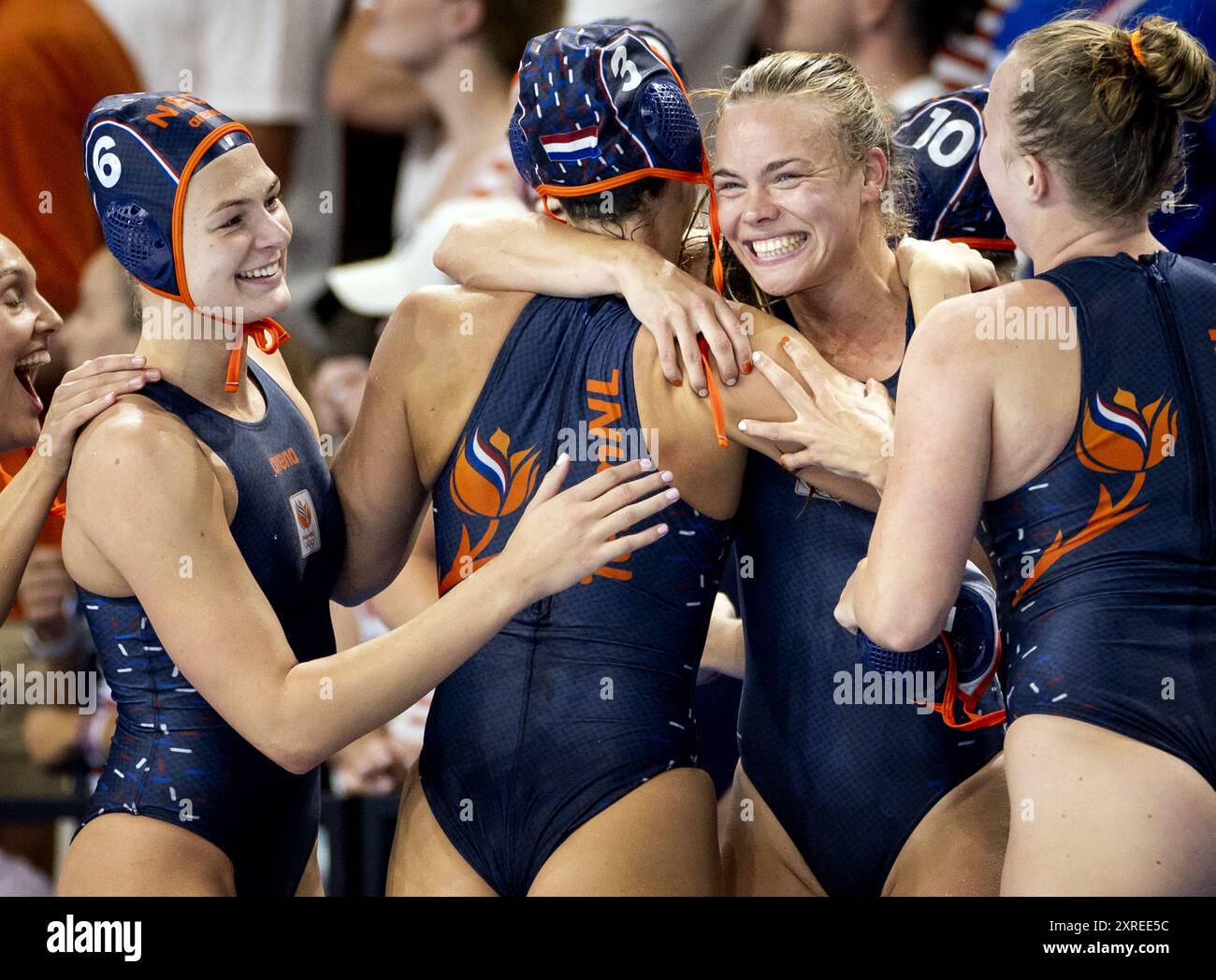 Paris, France. 10 août 2024. Les joueurs de water-polo hollandais célèbrent après avoir remporté la finale de consolation pour le bronze entre les pays-Bas et les États-Unis du tournoi de water-polo aux Jeux Olympiques. ANP KOEN VAN WEEL/Alamy Live News Banque D'Images