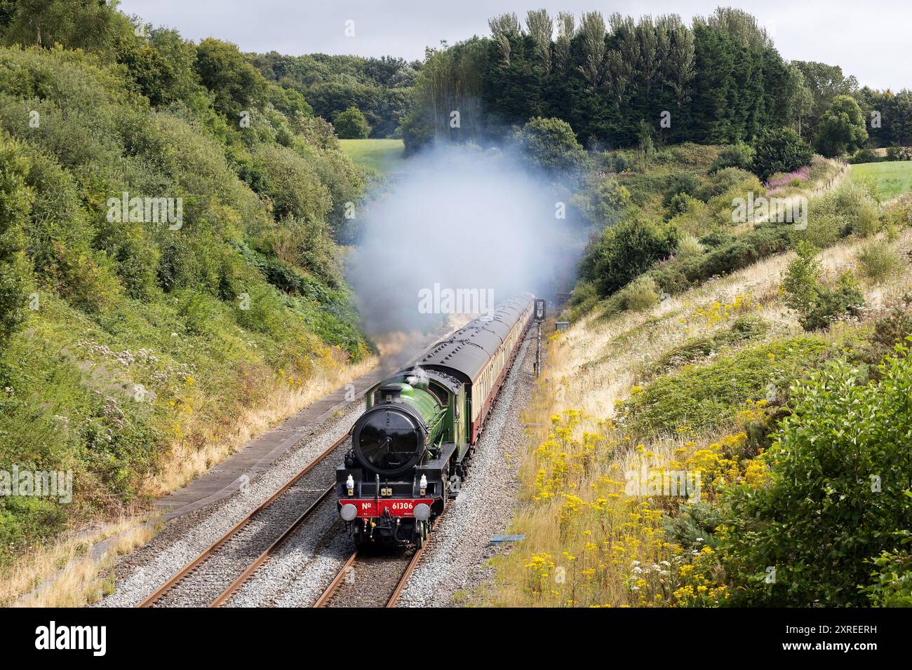 Whiteball, Royaume-Uni, 10 août Le Mayflower photographié à la vapeur à travers la campagne du Devon à Whitehall, Devon, Royaume-Uni. La Mayflower est une locomotive à vapeur Thompson Class B1, construite en 1948 et révisée en 2019. Le train est photographié en route de Taunton à Kingswear et reviendra plus tard aujourd’hui… Crédit : Mark Passmore / Alamy Live News Banque D'Images