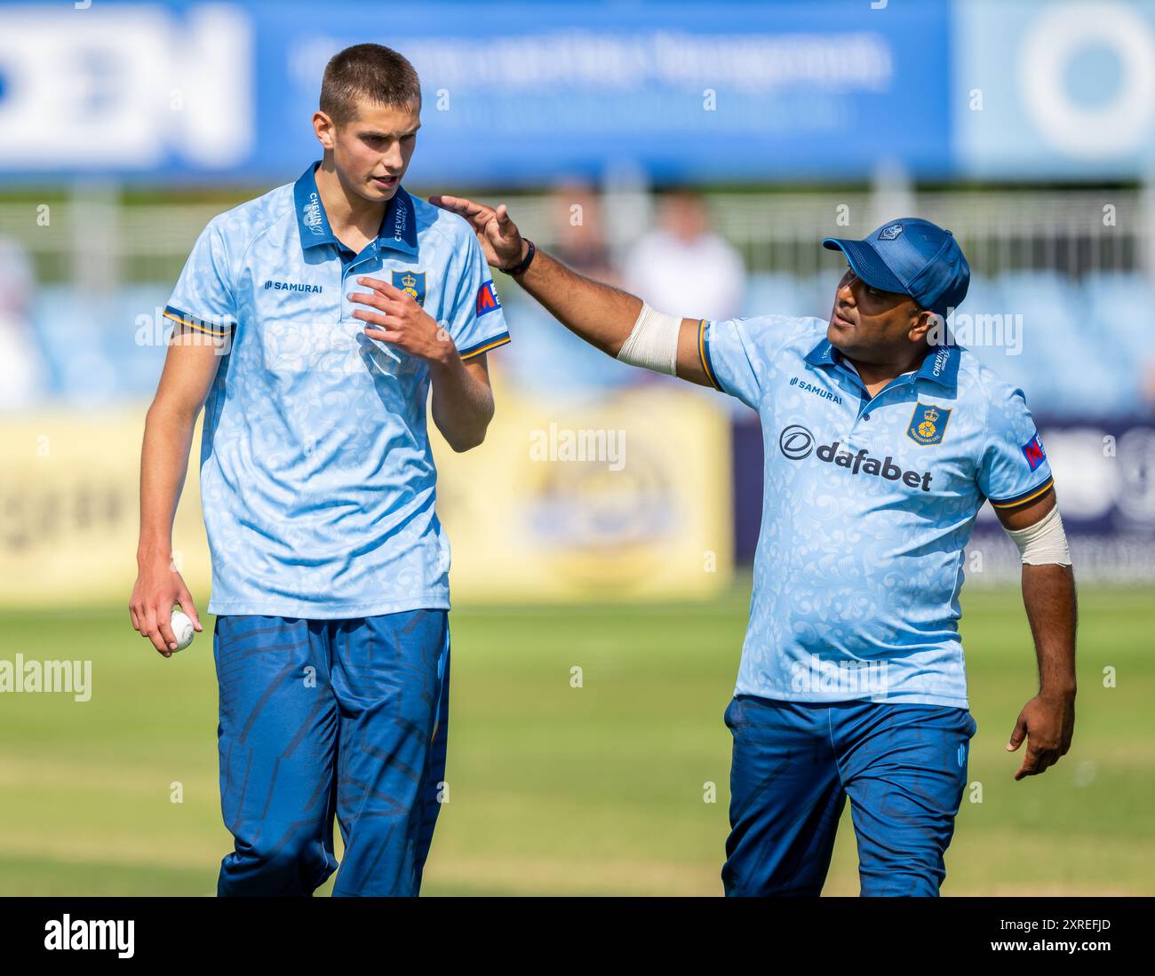 Harry Moore du Derbyshire reçoit une tape dans le dos du capitaine Samit Patel dans un match de la Metro Bank One Day Cup entre Derbyshire et Kent Spitfires Banque D'Images