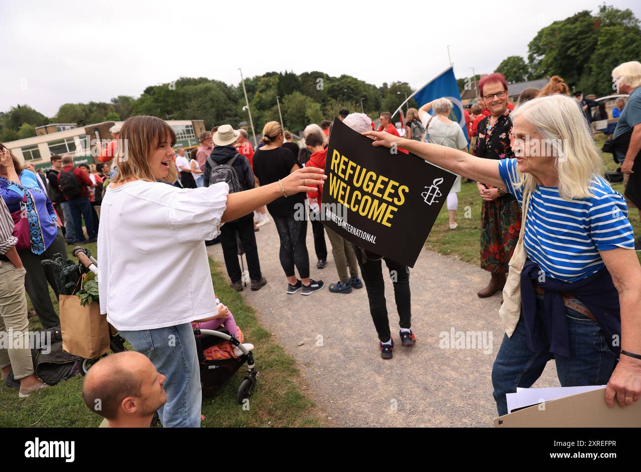 Stroud, Royaume-Uni, 10 août 2024. Arrêtez la journée nationale de protestation d'extrême droite. Des centaines d’antifascistes se rassemblent pour manifester leur solidarité contre les émeutes d’extrême droite au Royaume-Uni ces derniers jours. Gloucestershire. Crédit : Gary Learmonth / Alamy Live News Banque D'Images