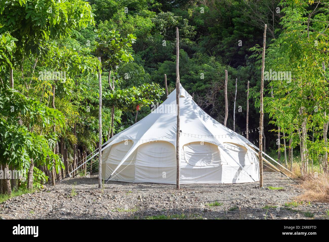 Une tente cloche dans une zone de glamping près d'une rivière dans un camp en plein air à Ilocos, Philippines Banque D'Images Une tente cloche dans une zone de glamping près d'une rivière dans un camp en plein air à Ilocos, Philippines Banque D'Images