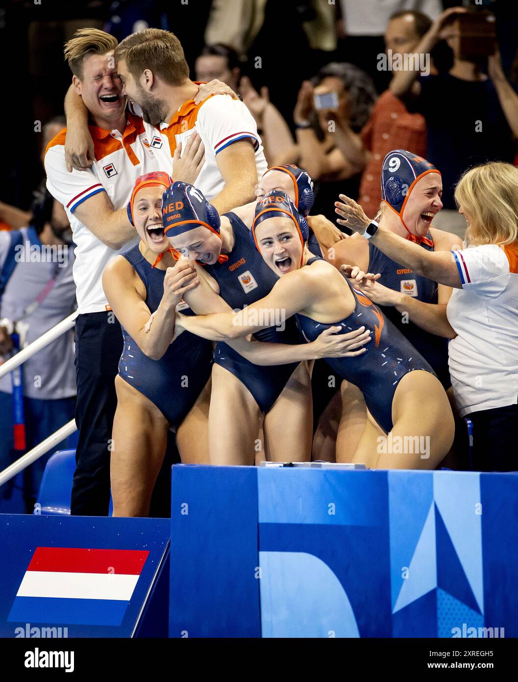Paris, France. 10 août 2024. Les joueurs de water-polo hollandais célèbrent après avoir remporté la finale de consolation pour le bronze entre les pays-Bas et les États-Unis du tournoi de water-polo aux Jeux Olympiques. ANP KOEN VAN WEEL/Alamy Live News Banque D'Images