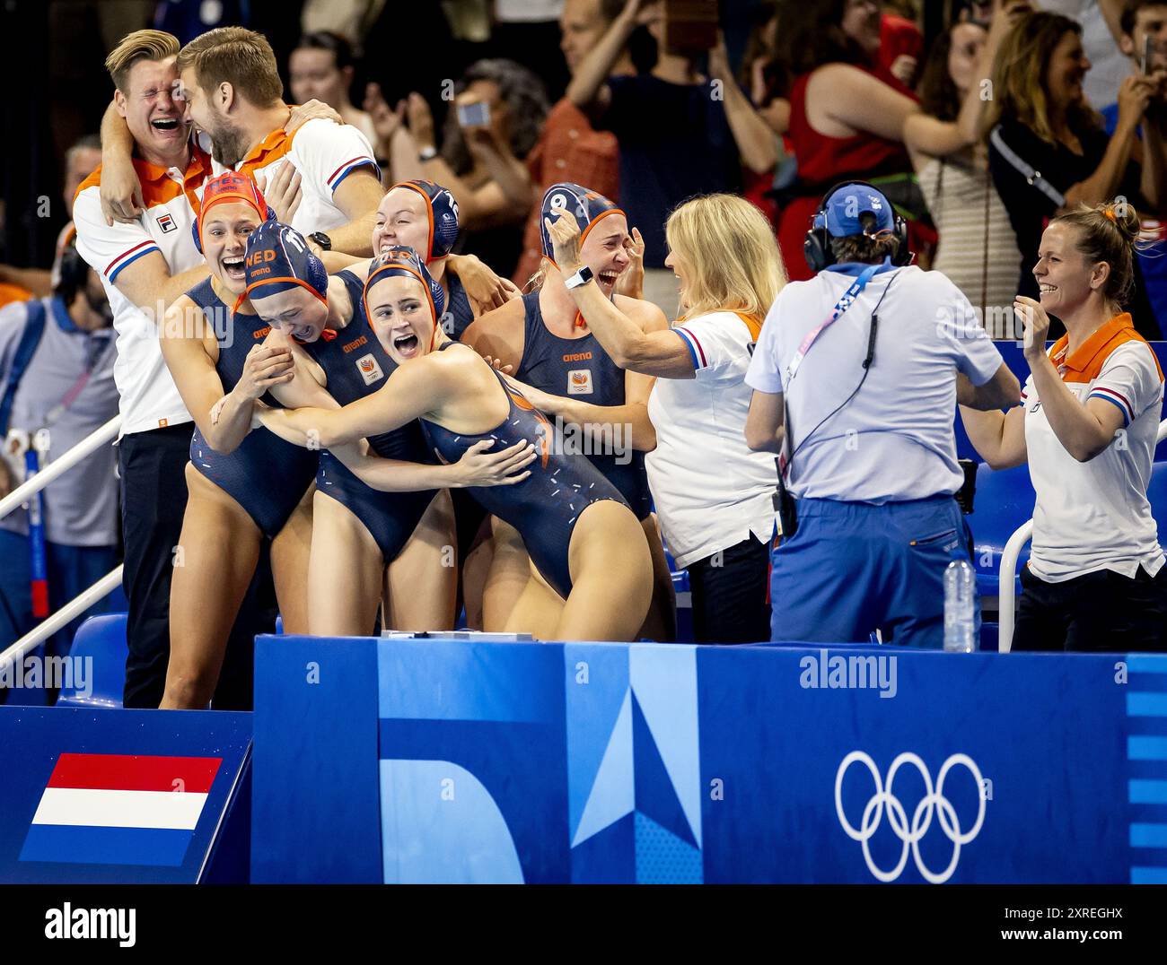 Paris, France. 10 août 2024. Les joueurs de water-polo hollandais célèbrent après avoir remporté la finale de consolation pour le bronze entre les pays-Bas et les États-Unis du tournoi de water-polo aux Jeux Olympiques. ANP KOEN VAN WEEL/Alamy Live News Banque D'Images