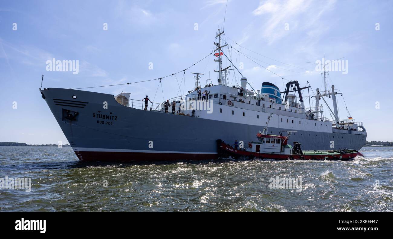 Mme Stubnitz geht wieder auf Fahrt Der Werftschlepper en AVANT 13 bugsiert das KTS STUBNITZ aus dem Schiffslift in das Fahrwaaser in Stralsund. DAS Kulturschiff und Industriedenkmal wurde von der Strela Shiprepair GmbH repariert und erhielt einen neuen Schiffs-TUEV. Die 60 Jahre alte STUBNITZ ist ein ehemaliges Kuehl- und Transportschiff KTS der DDR-Hochseefischerei. Stralsund Mecklenburg-Vorpommern Deutschland *** MS Stubnitz remet les voiles en AVANT 13 manœuvres du remorqueur du chantier naval KTS STUBNITZ de l'ascenseur du navire dans le fairway de Stralsund le navire culturel et monument industriel a été rep Banque D'Images