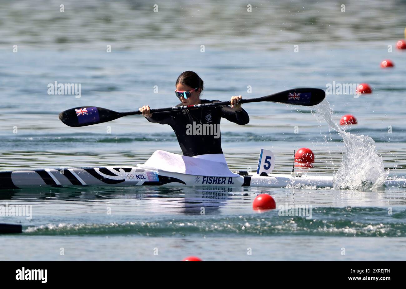 Paris, France. 10 août 2024. Jeux Olympiques de Paris 2024. Canoë sprint. Stade nautique olympique. Paris. Aimée Fisher (NZL) dans la compétition de canoë sprint lors des Jeux olympiques de Paris 2024 au stade olympique nautique, France. Crédit : Sport in Pictures/Alamy Live News Banque D'Images